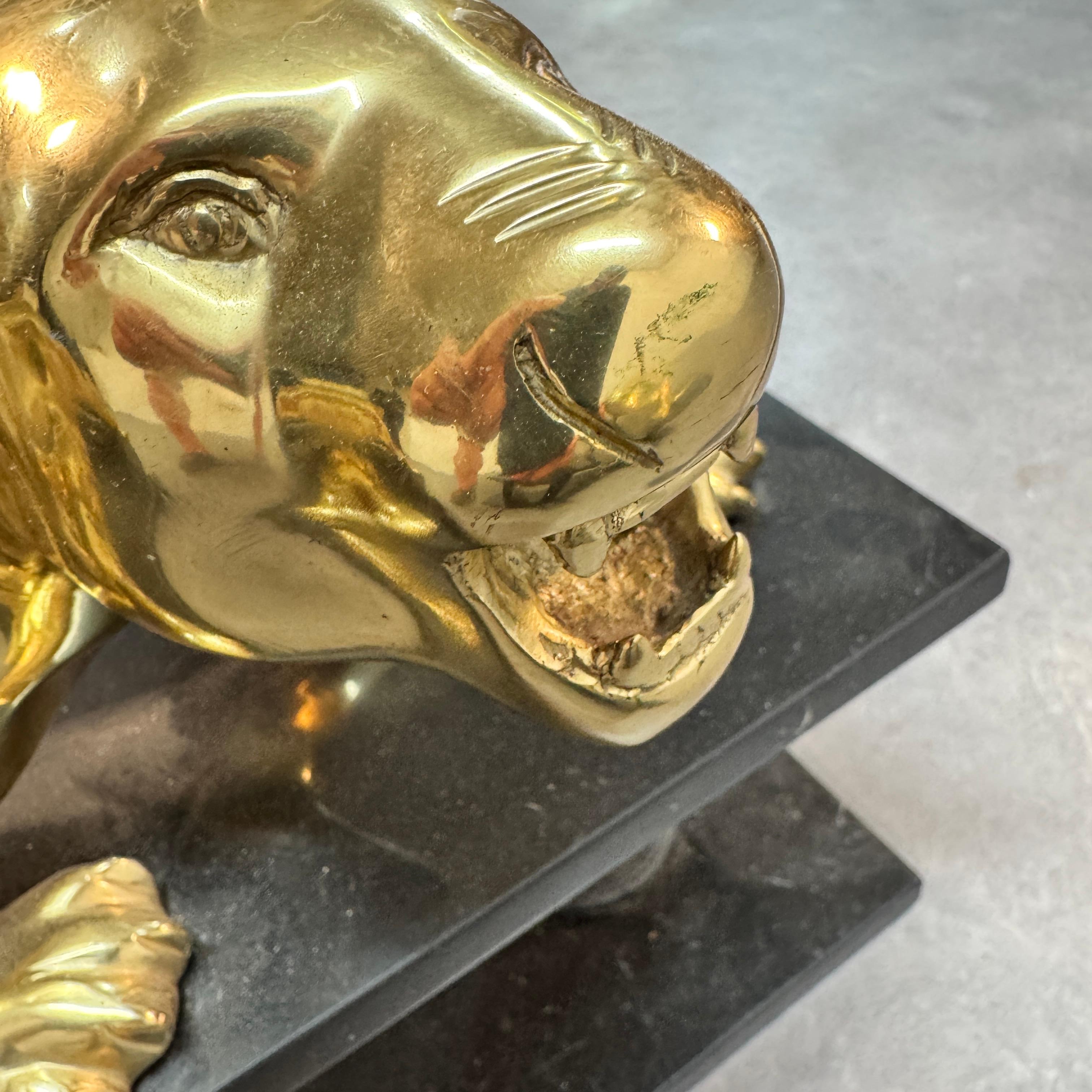 Mesa de centro de mediados de siglo 'Maison Jansen' Leopardos dorados sobre mármol, años 70. en venta 3