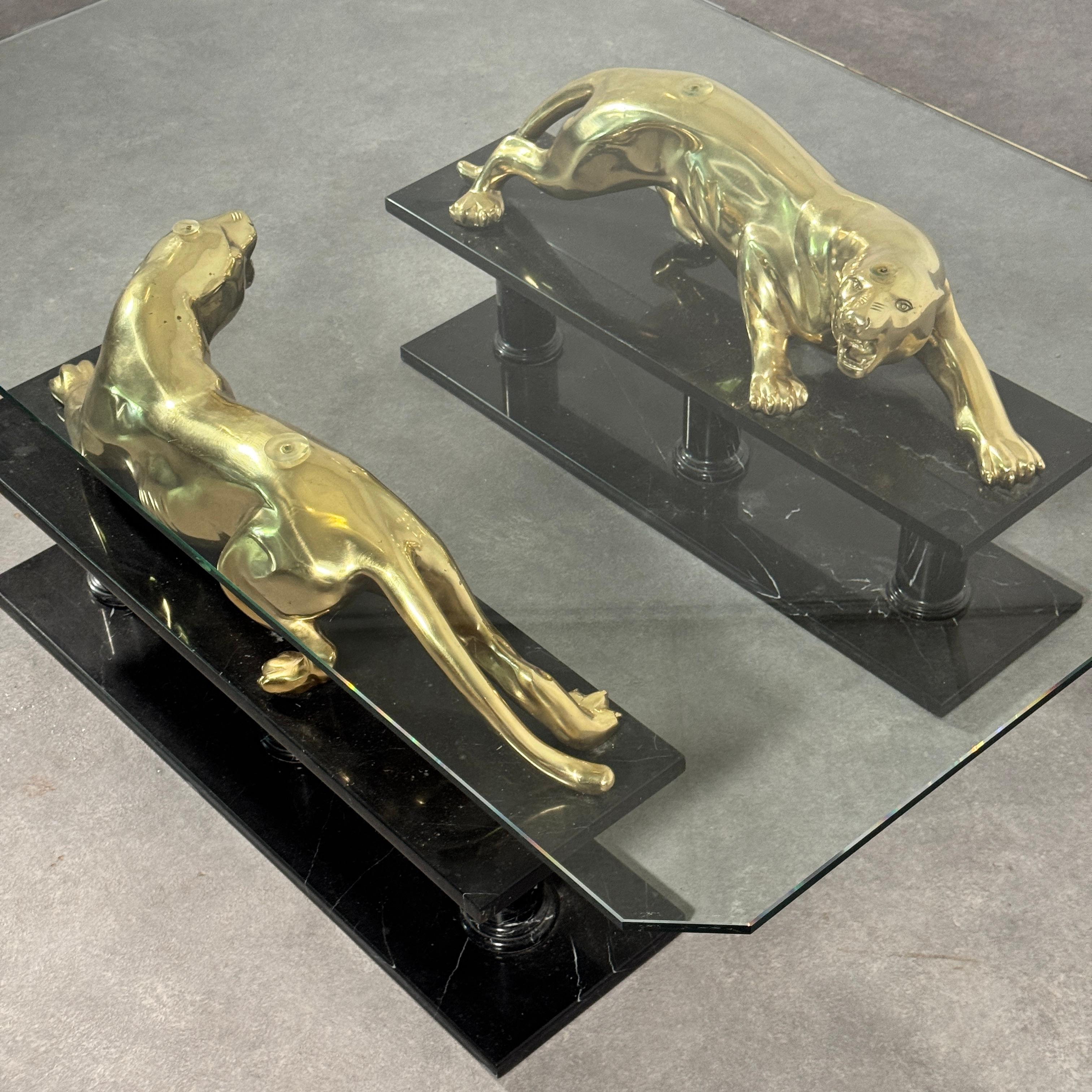 Mesa de centro de mediados de siglo 'Maison Jansen' Leopardos dorados sobre mármol, años 70. Regencia de Hollywood en venta