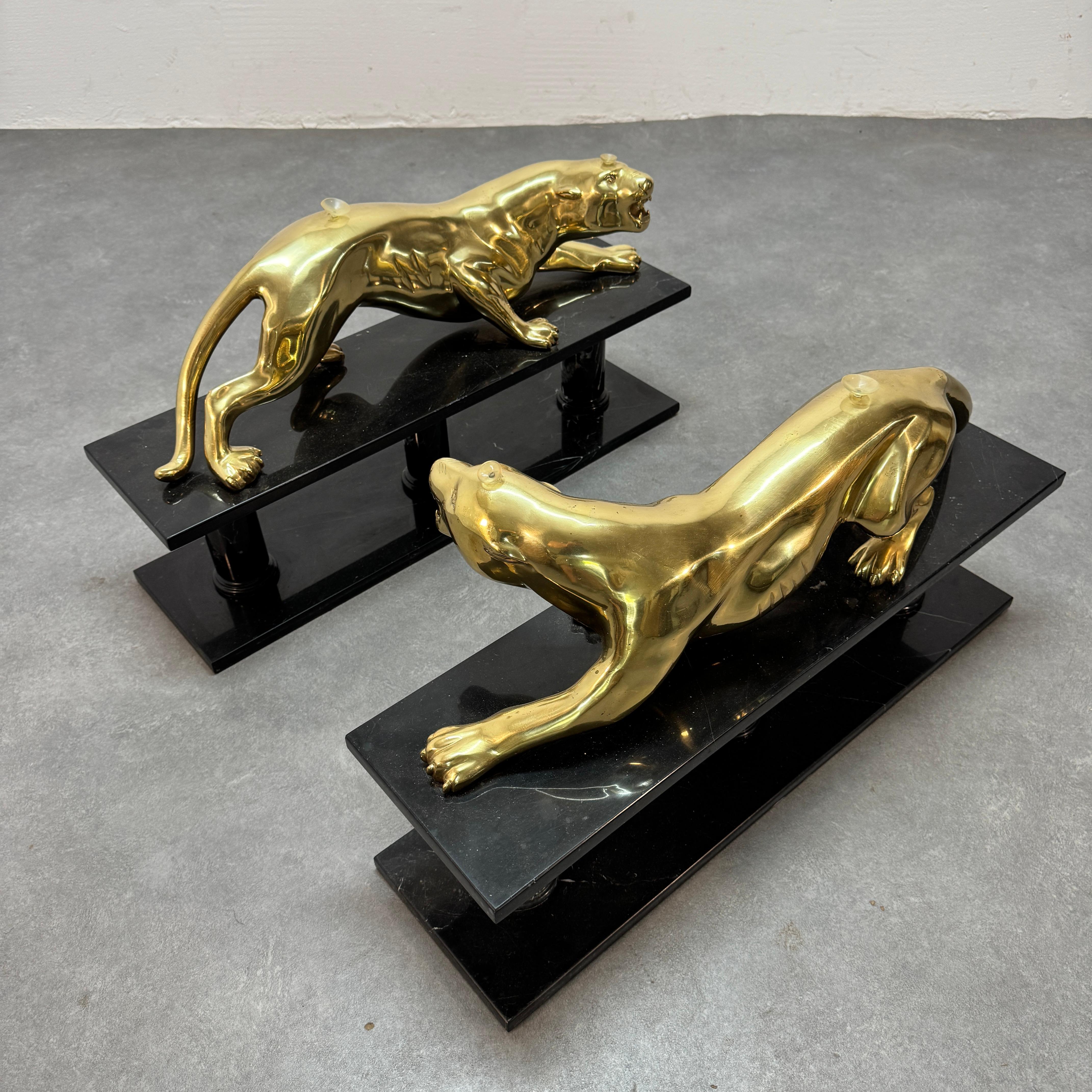 Mesa de centro de mediados de siglo 'Maison Jansen' Leopardos dorados sobre mármol, años 70. finales del siglo XX en venta