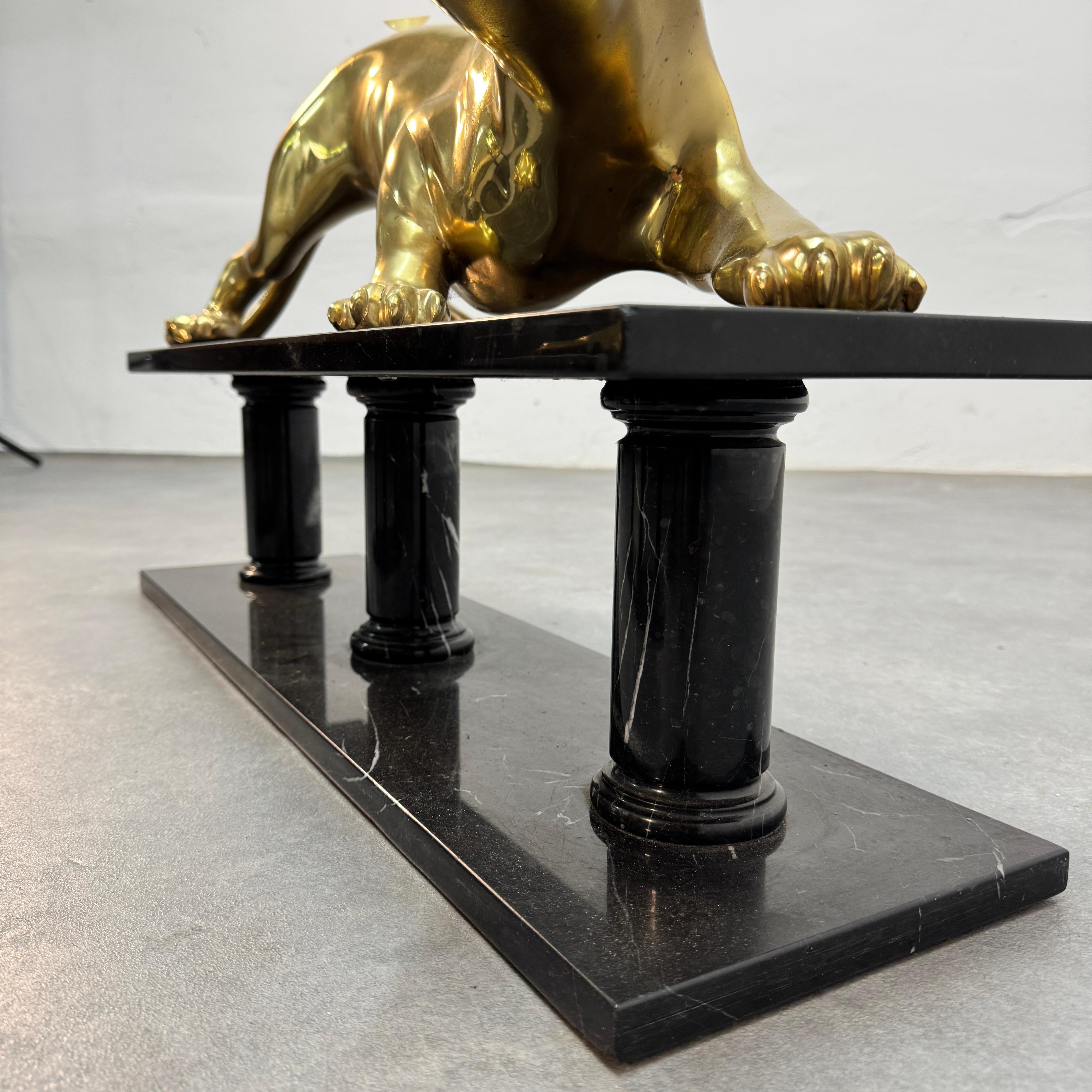Mesa de centro de mediados de siglo 'Maison Jansen' Leopardos dorados sobre mármol, años 70. Chapado en oro en venta