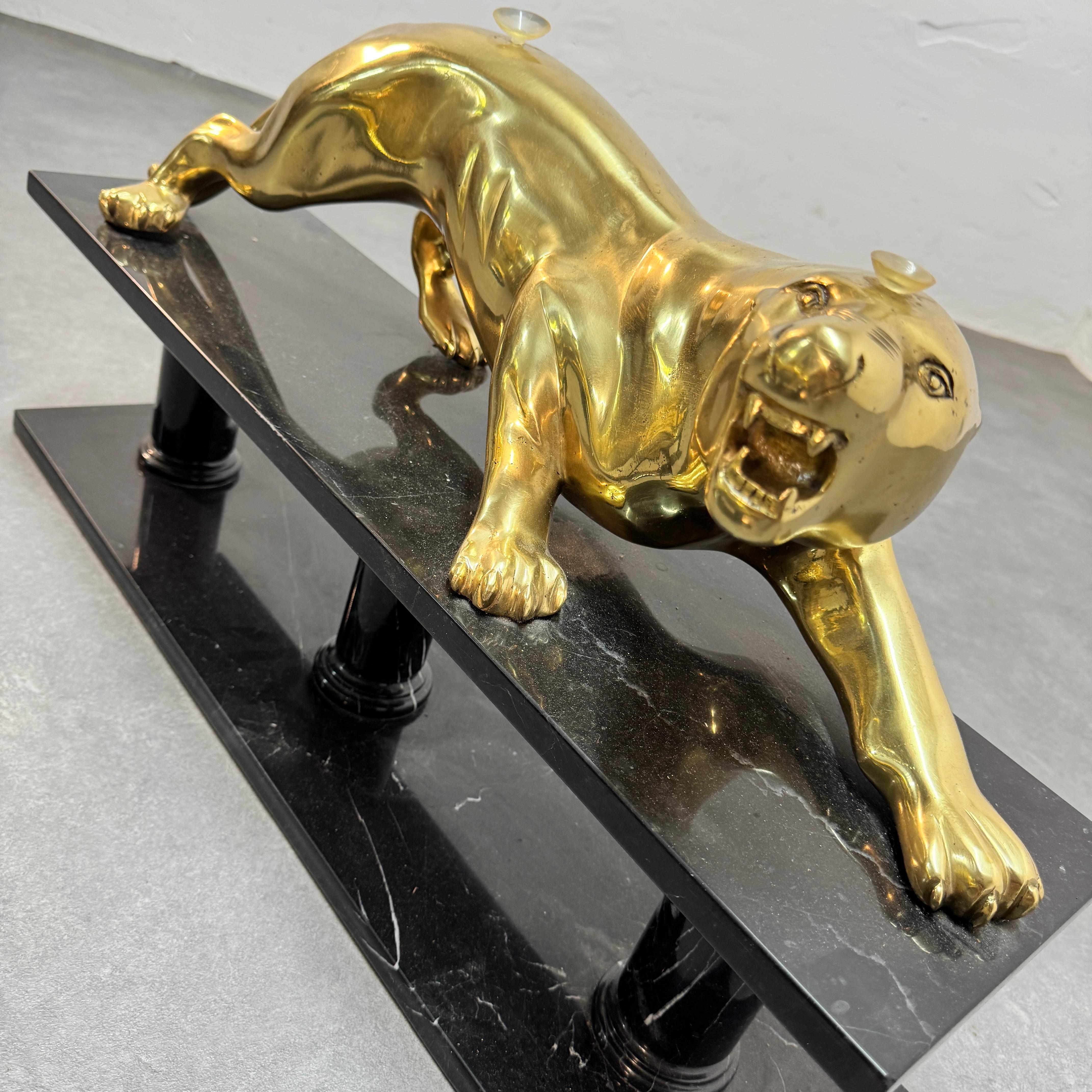 Mesa de centro de mediados de siglo 'Maison Jansen' Leopardos dorados sobre mármol, años 70. en venta 1