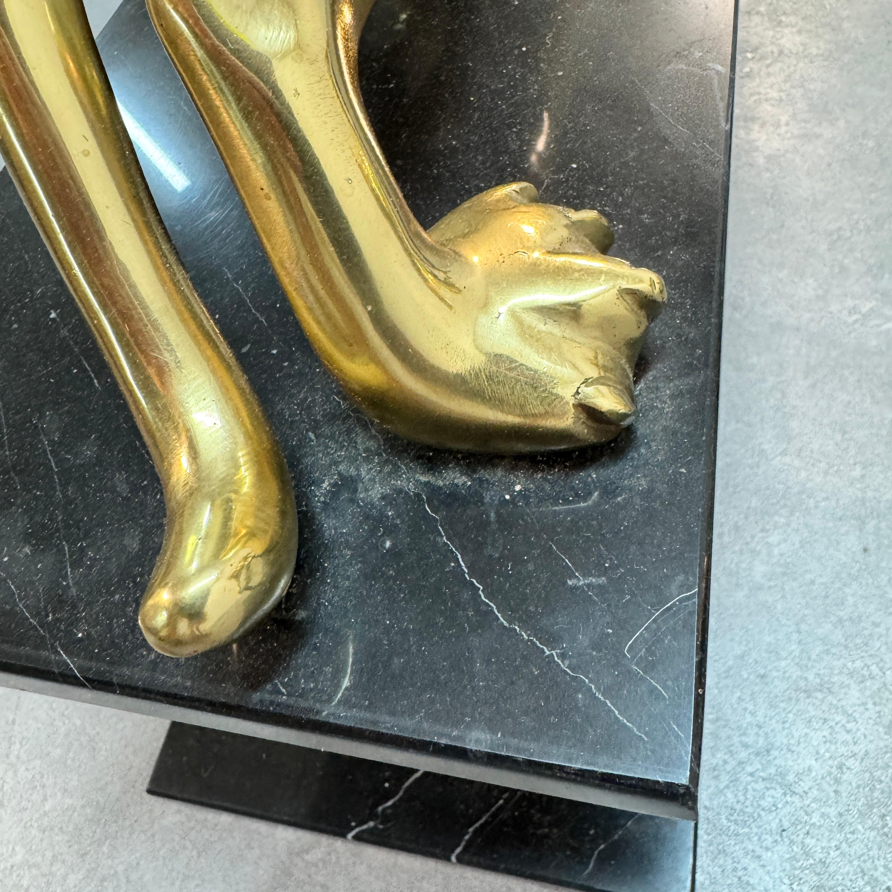 Mesa de centro de mediados de siglo 'Maison Jansen' Leopardos dorados sobre mármol, años 70. en venta 2