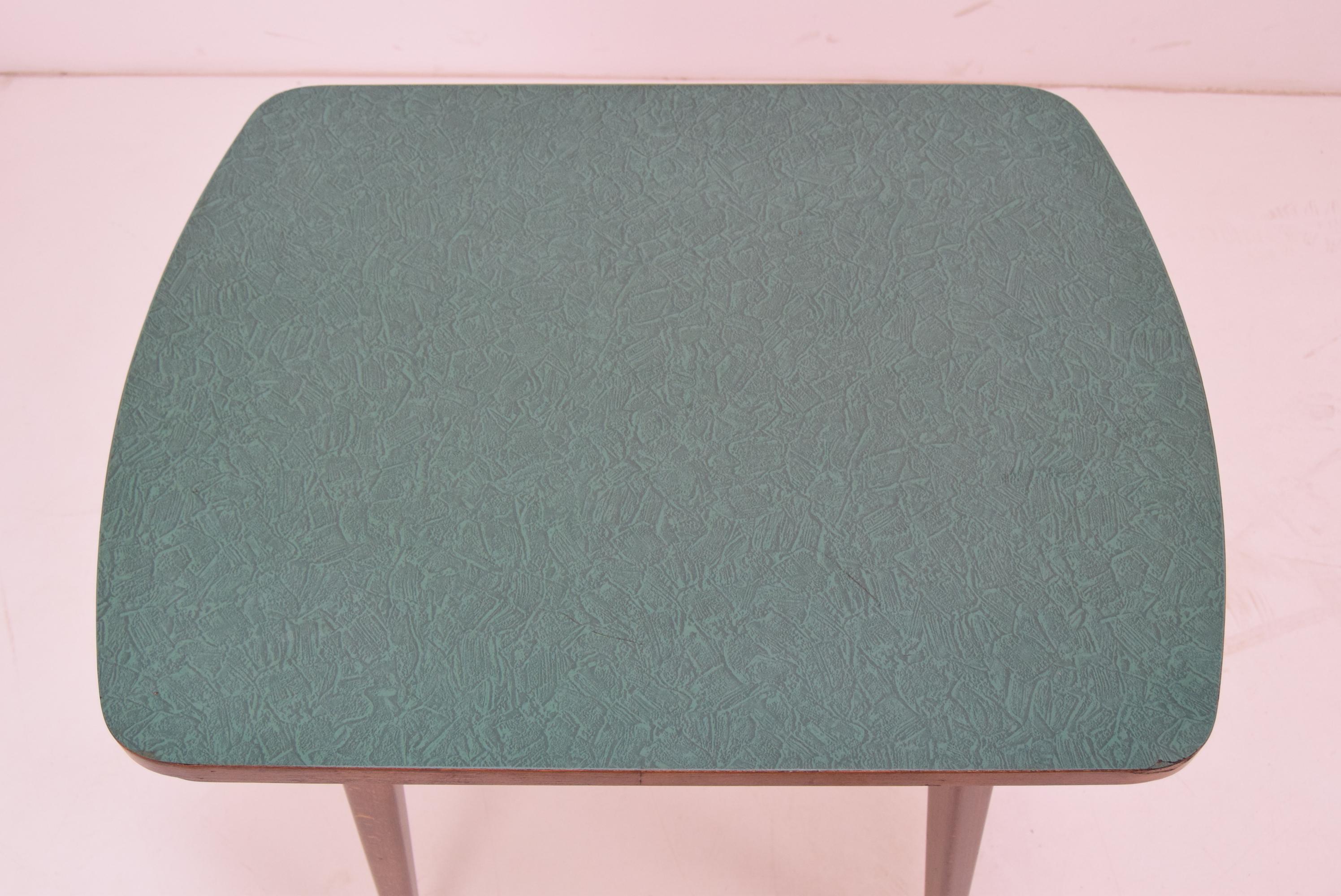 Fabriqué en Slovaquie
En bois, Formica
Le formica est légèrement rayé
Etat original.
 
      