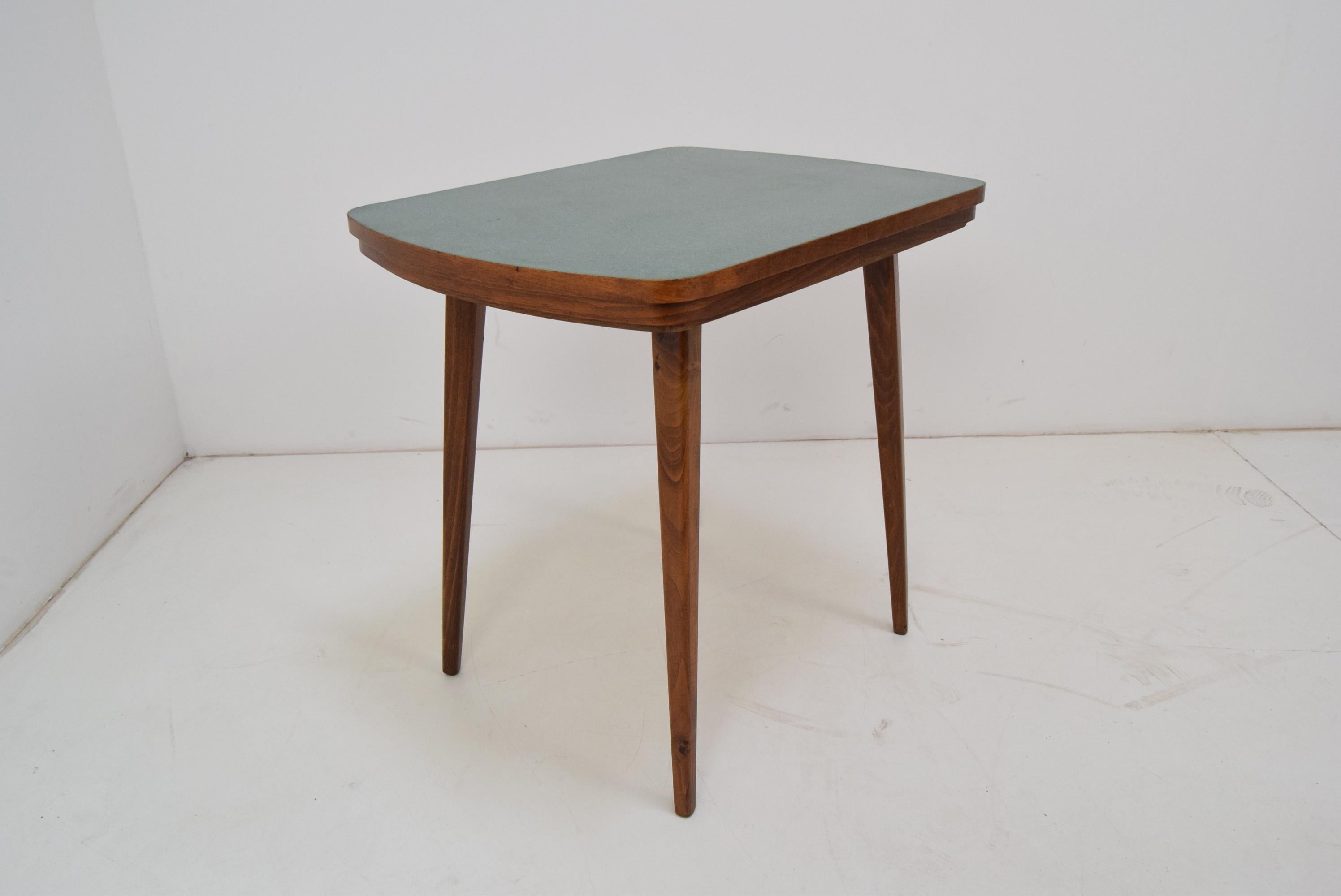Table basse du milieu du siècle/Mier n.p. Topolcany, années 1960 Bon état - En vente à Praha, CZ