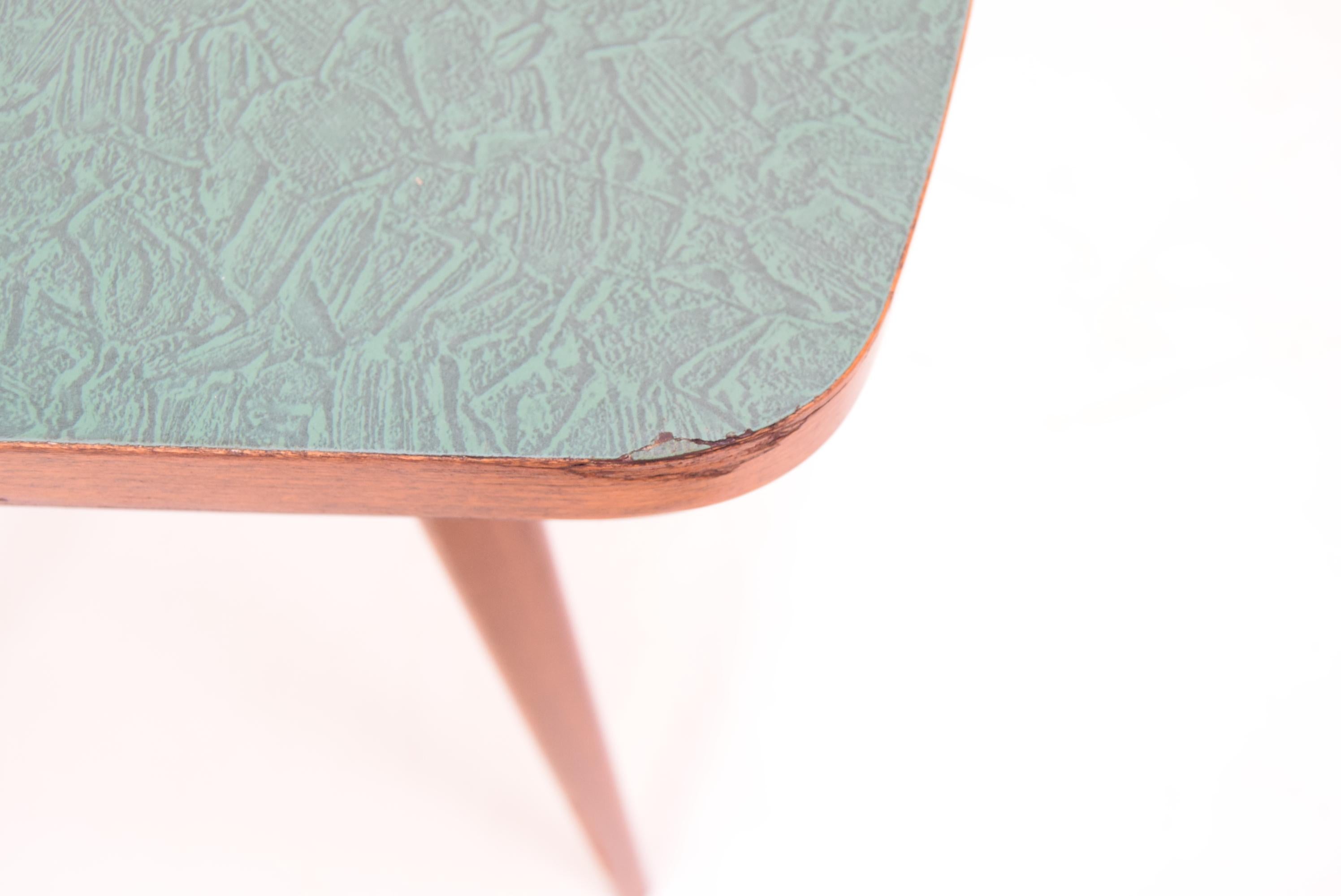Table basse du milieu du siècle/Mier n.p. Topolcany, années 1960 en vente 2