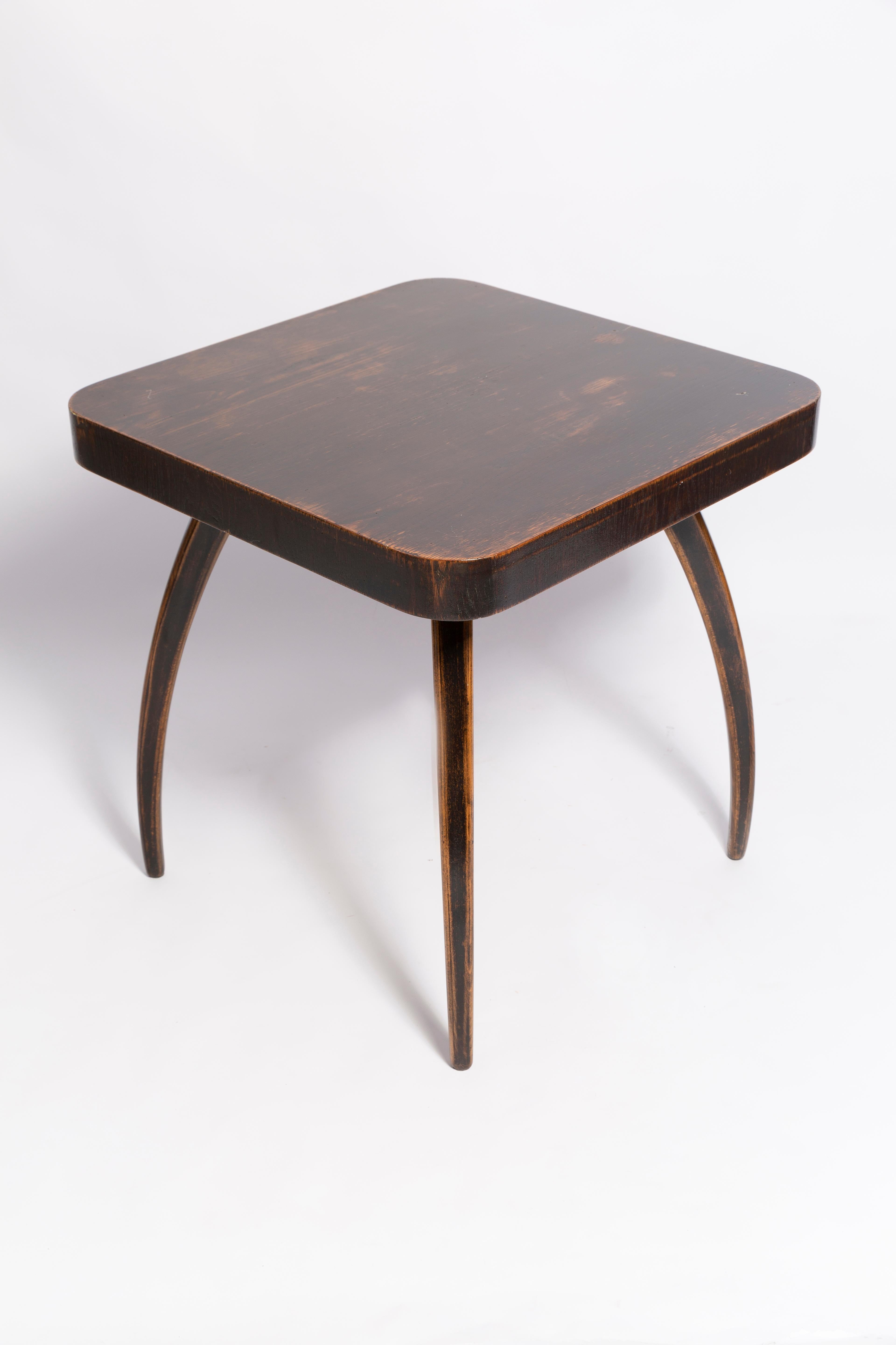 Table type H-259, or the popular “Spider”, was designed by Jindrich Halabala (master of Czechoslovak design) for UP Zavoda in Brno at the end of the 1930s. The table is an icon of Czechoslovak art deco style, but tall and slim legs made of beech