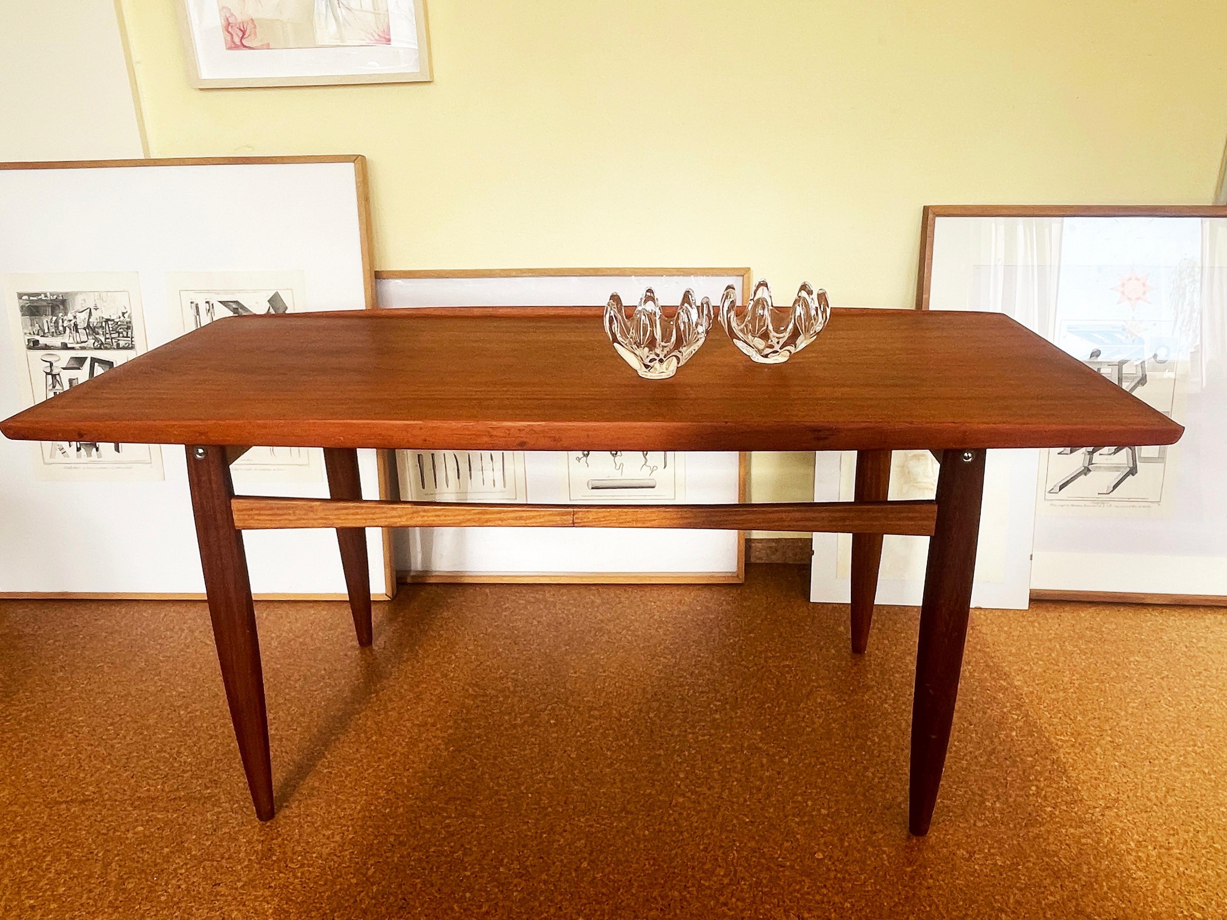 Mid-Century Modern Table basse du milieu du siècle Teck, d'après ou par Grete Jalk Danemark, ca. 1960, Allemagne en vente