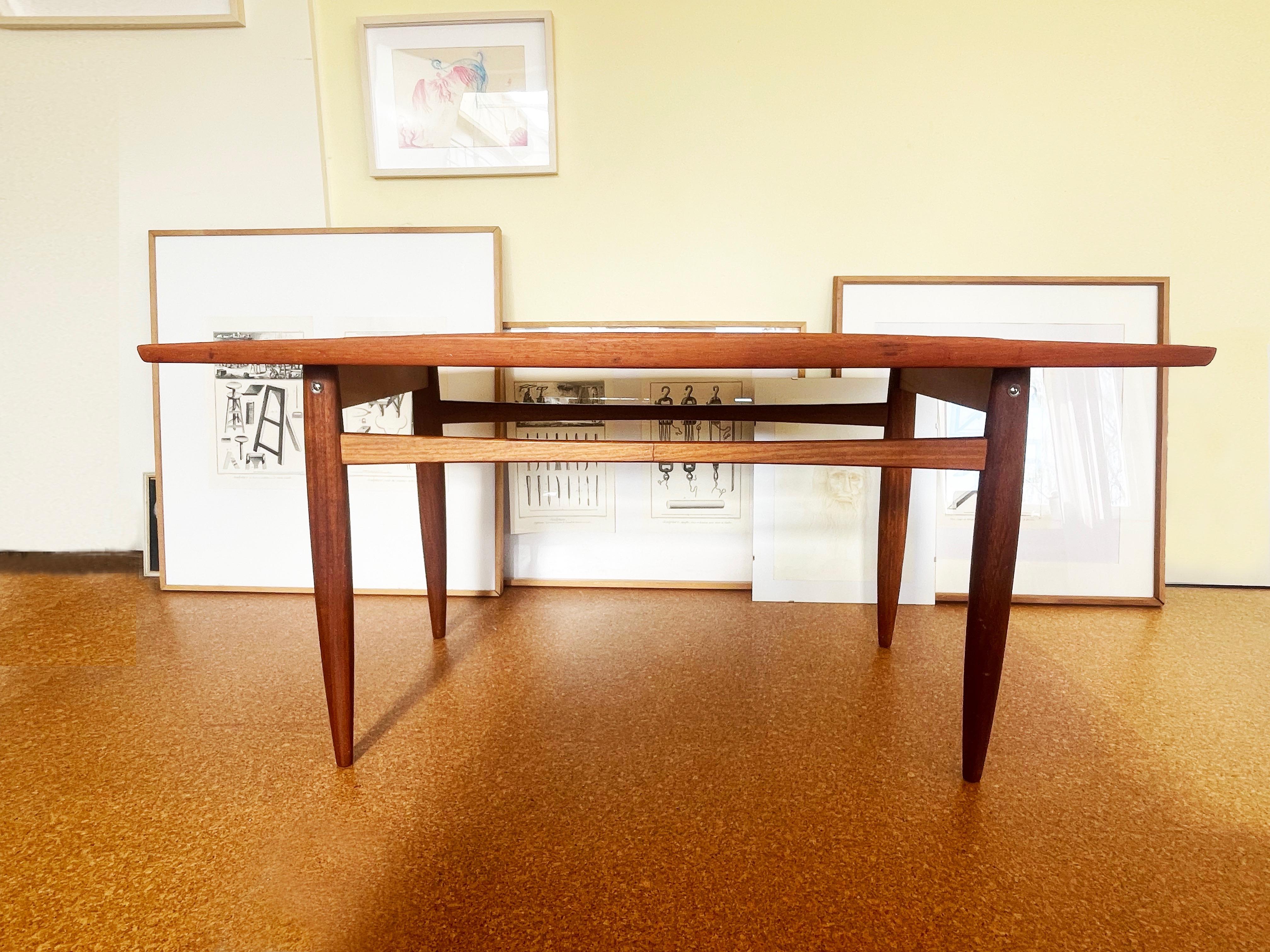 Danois Table basse du milieu du siècle Teck, d'après ou par Grete Jalk Danemark, ca. 1960, Allemagne en vente