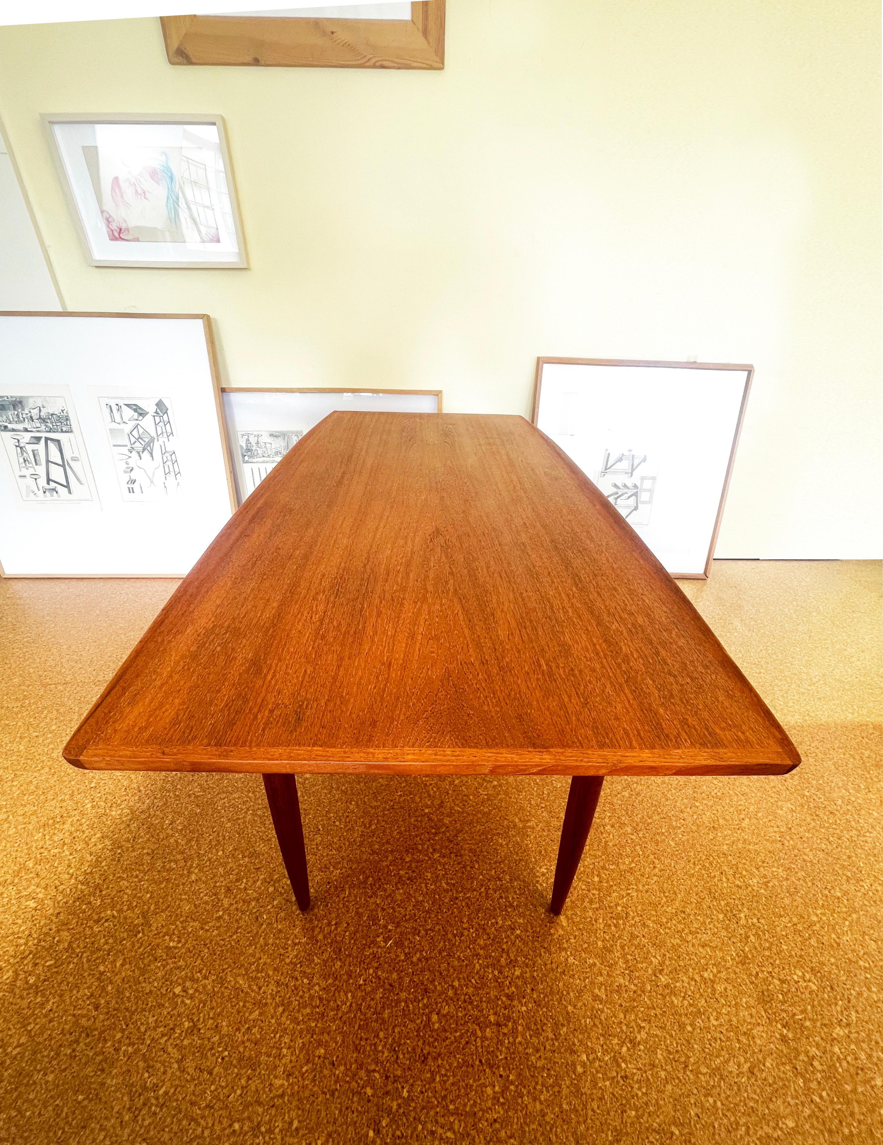 Fait main Table basse du milieu du siècle Teck, d'après ou par Grete Jalk Danemark, ca. 1960, Allemagne en vente