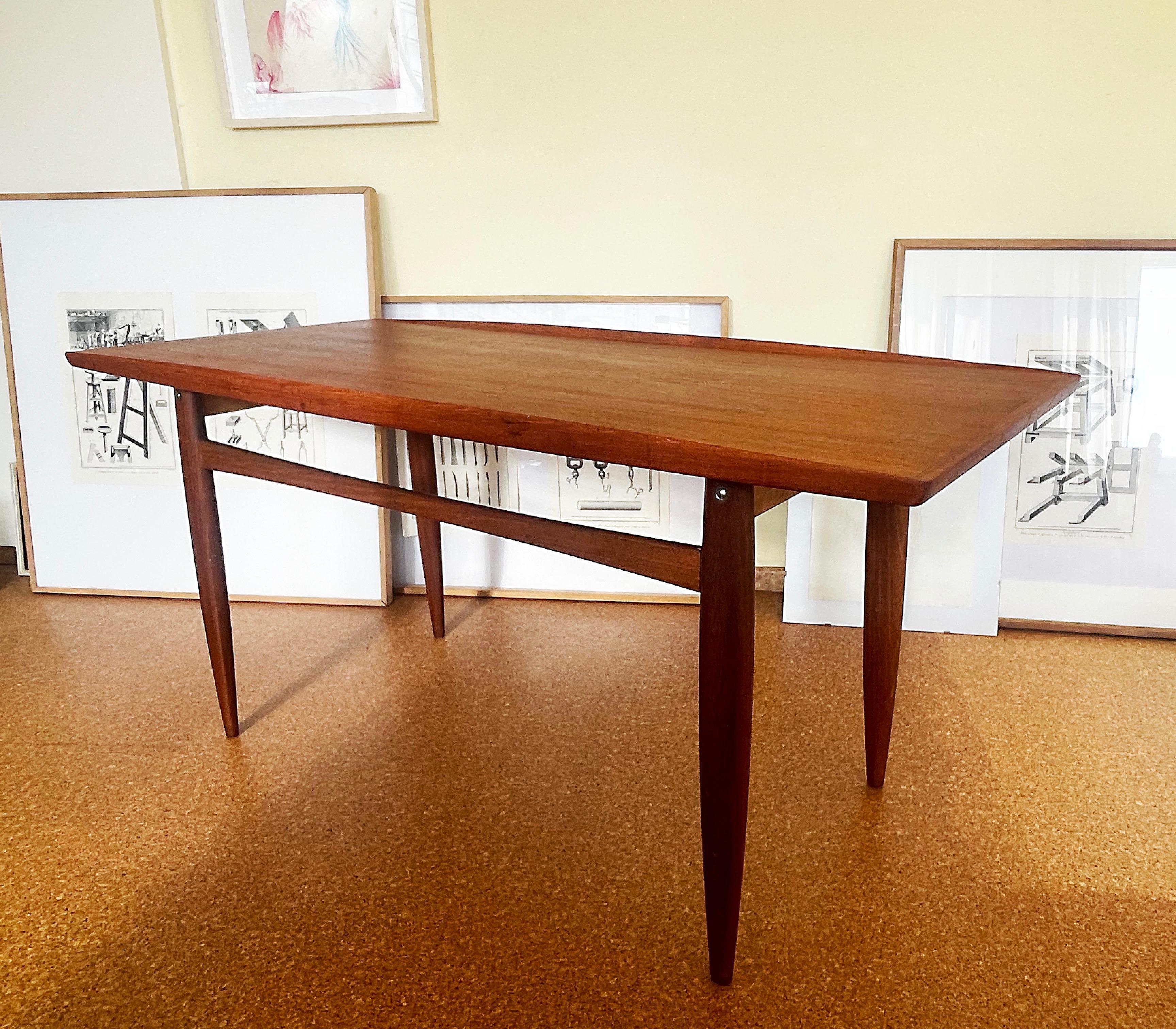 20ième siècle Table basse du milieu du siècle Teck, d'après ou par Grete Jalk Danemark, ca. 1960, Allemagne en vente