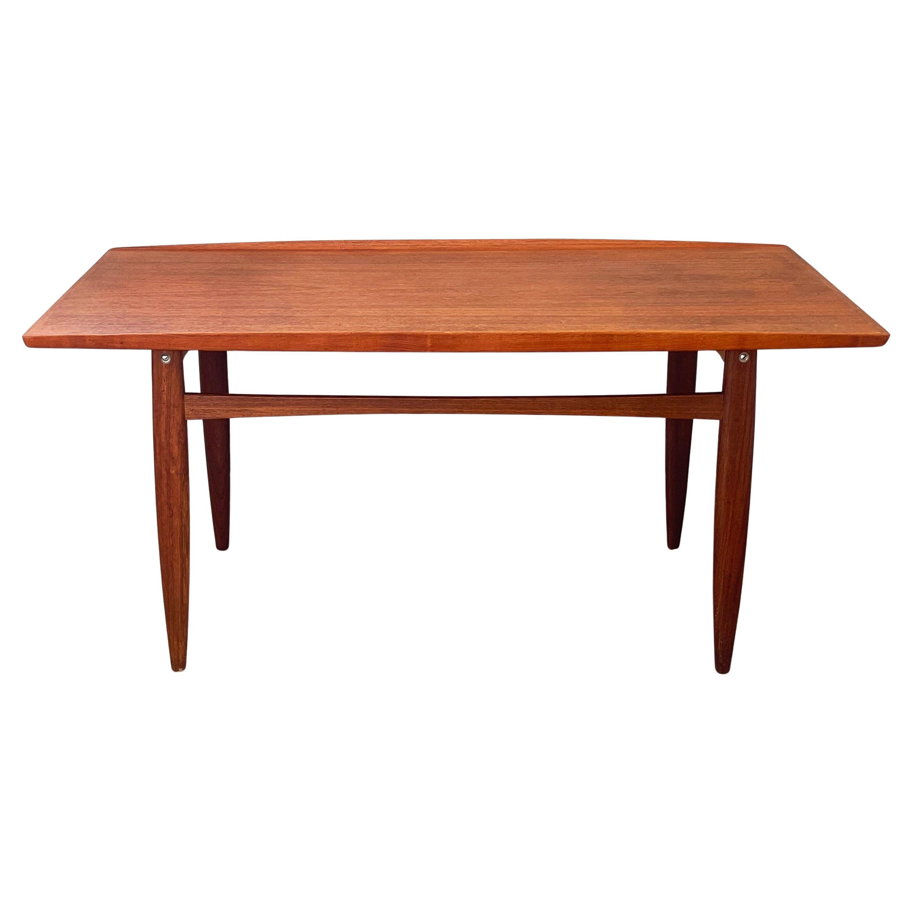 Table basse du milieu du siècle Teck, d'après ou par Grete Jalk Danemark, ca. 1960, Allemagne en vente