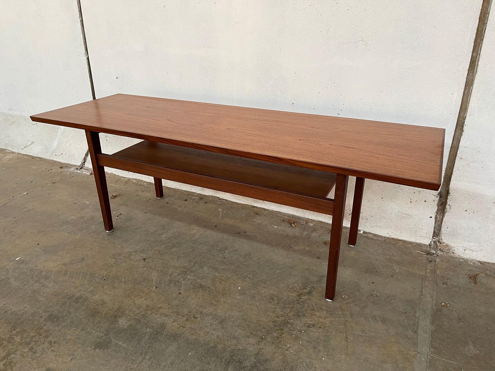 Mid-Century Modern Mid-Century Coffee Table W/Shelf For Sale