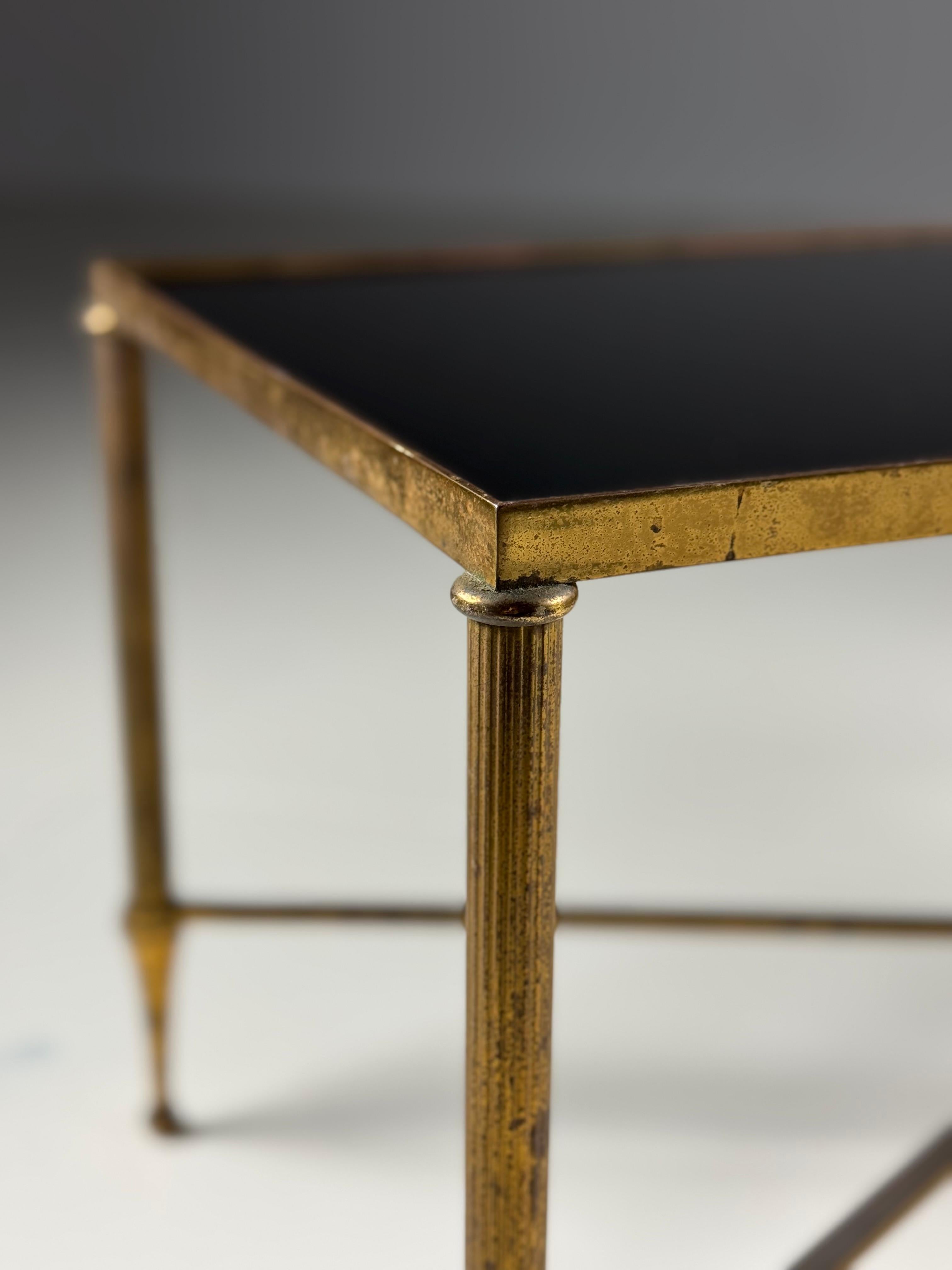 Mid-century coffee table with black glass top en venta 6