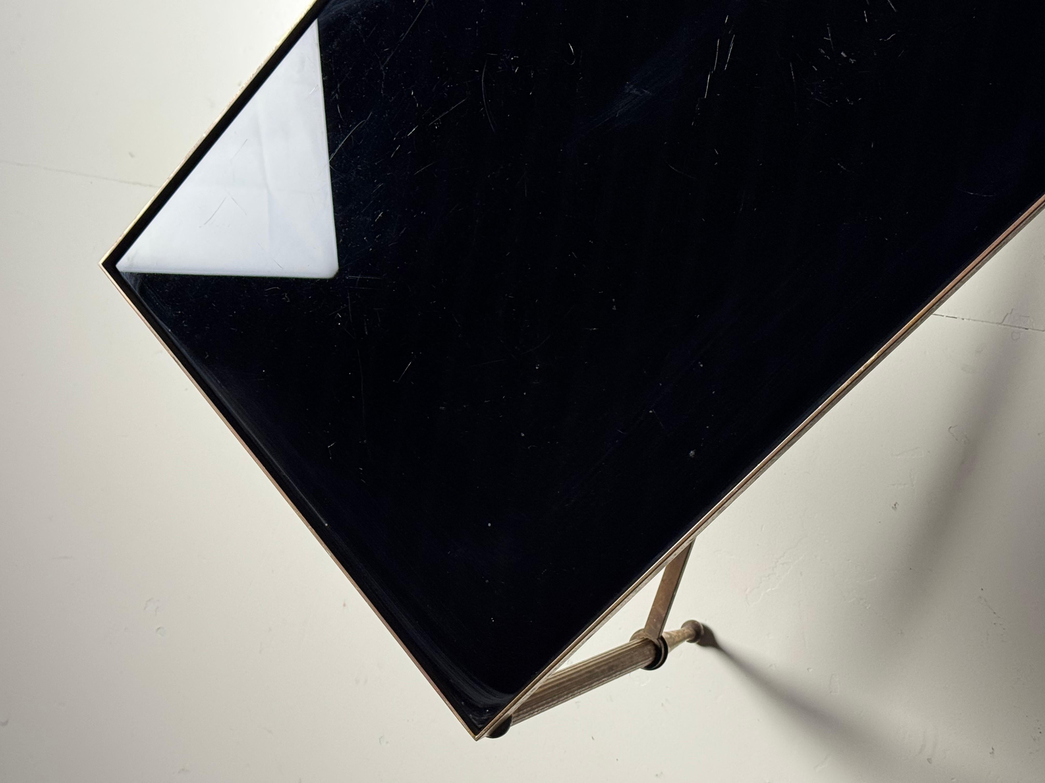 Mid-century coffee table with black glass top en venta 12