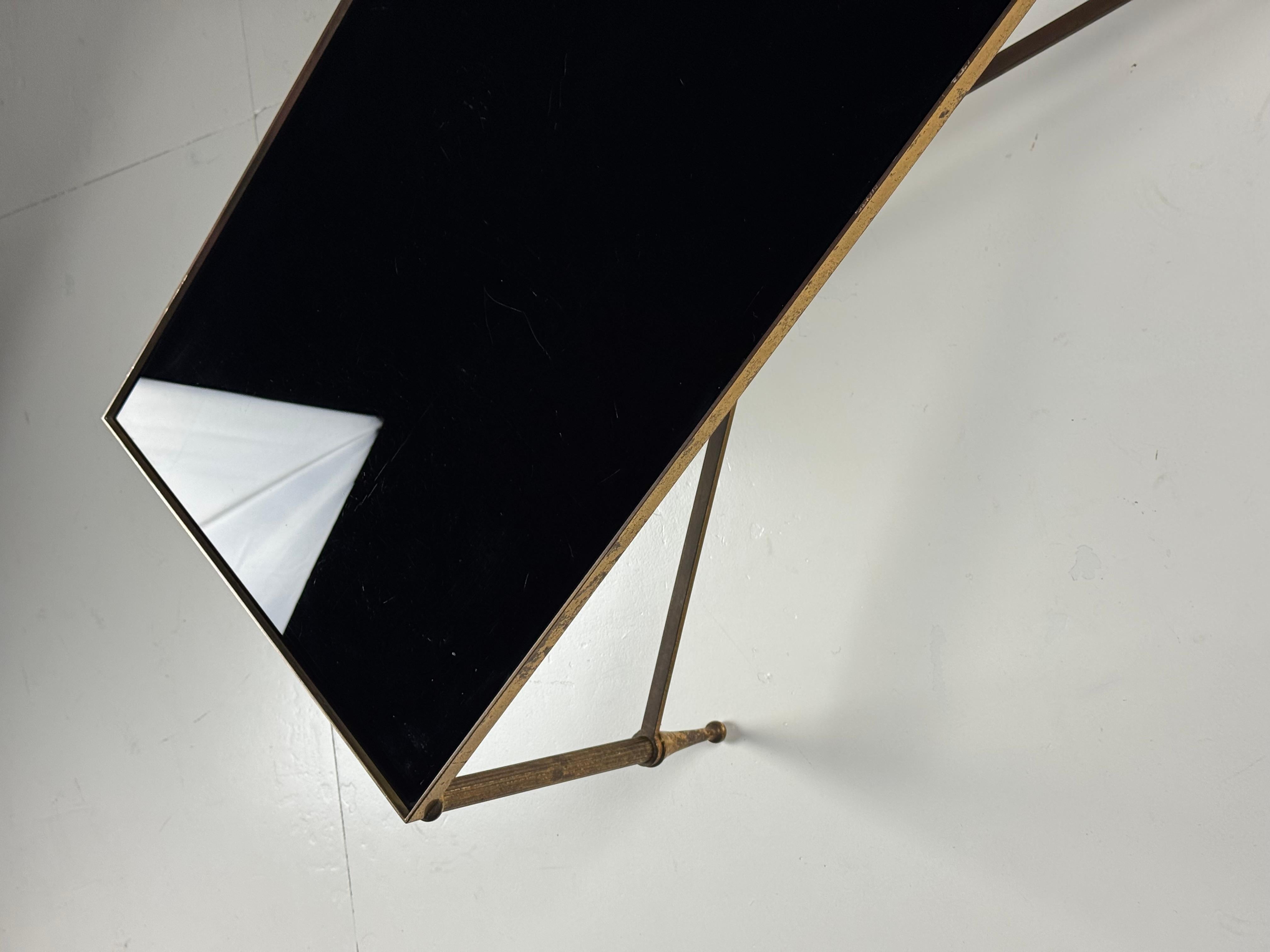 Mid-century coffee table with black glass top Latón en venta