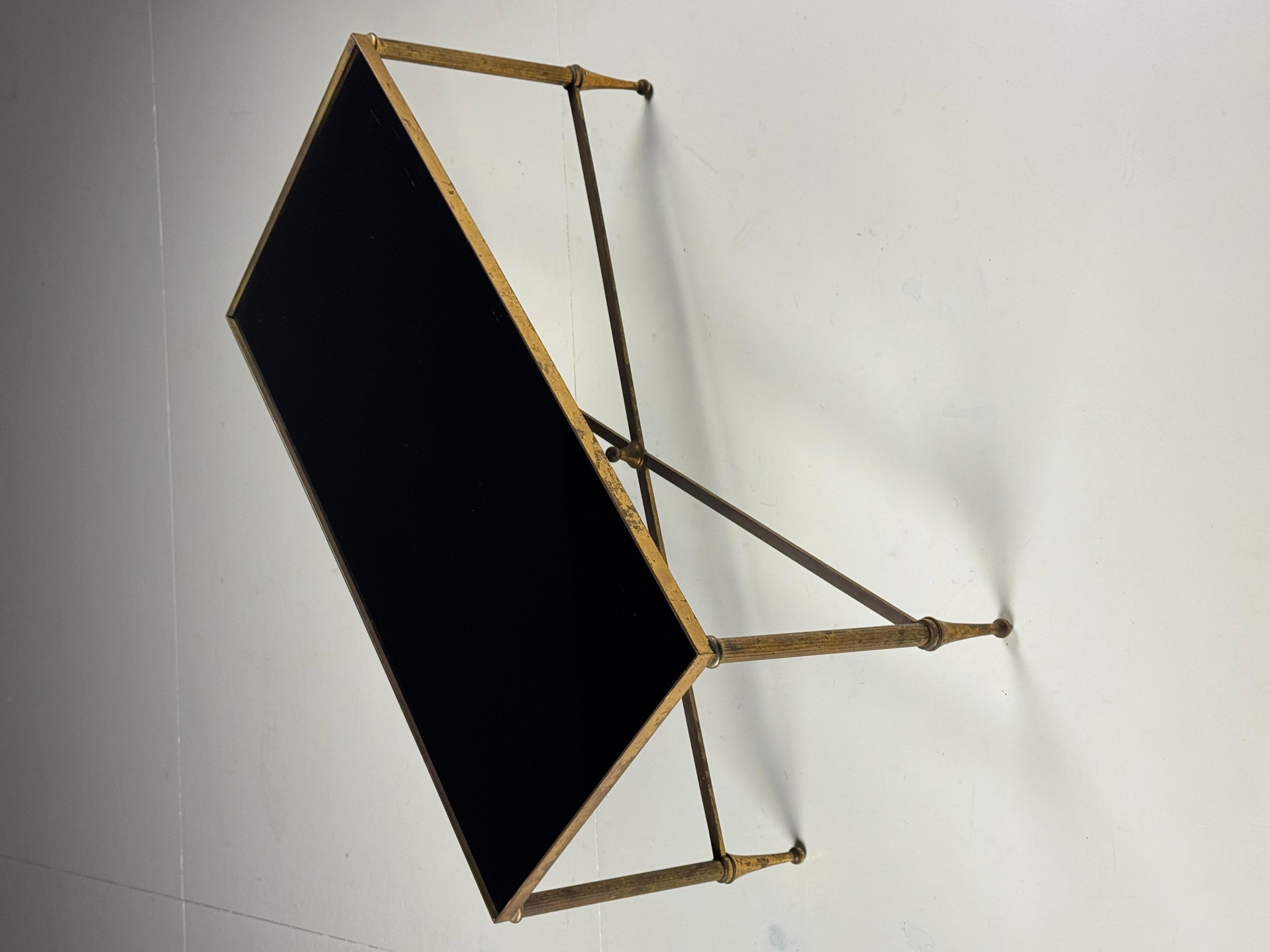 Mid-century coffee table with black glass top en venta 2