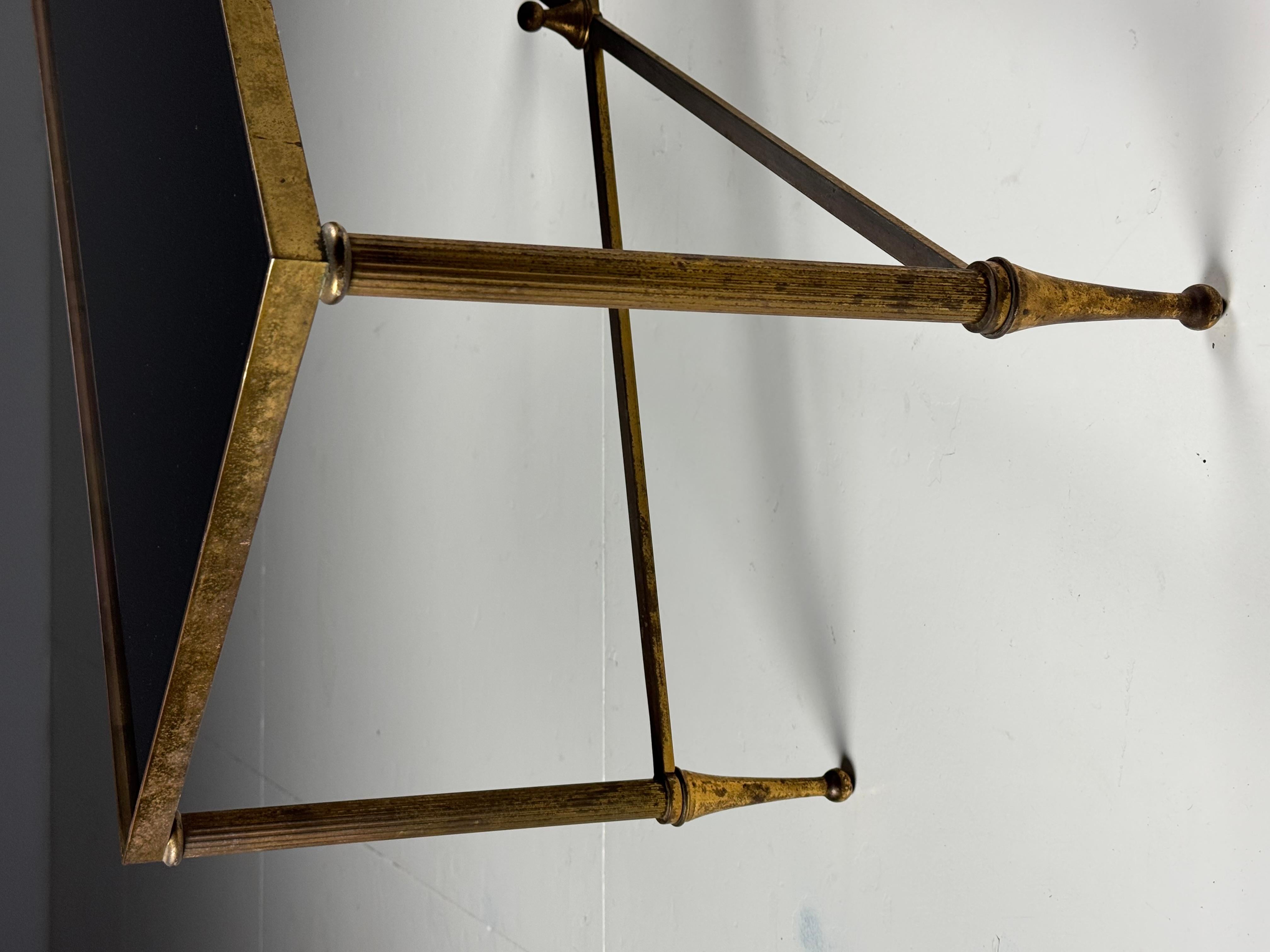 Mid-century coffee table with black glass top en venta 3