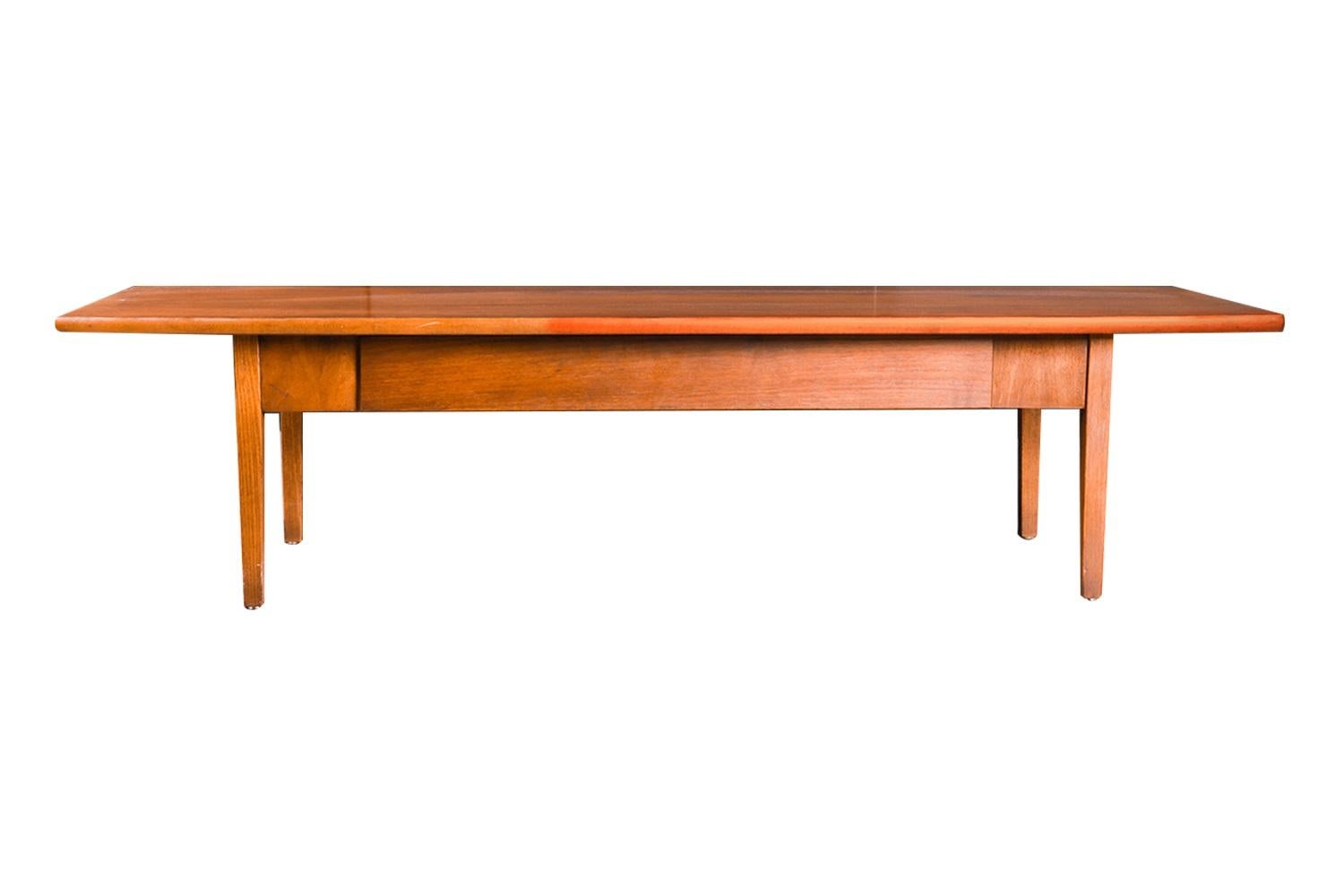 A beautiful, mid-century, modern, 1960’s, Danish style, coffee table/ bench, by Stanley Furniture. The perfect length to pair with an extra long sofa, in great original condition. Featuring rectangular top, with Scandinavian influence, made of rich