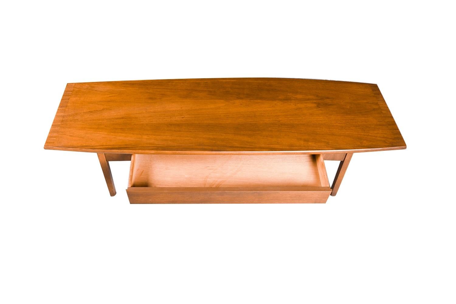 Mid-Century Modern Table basse du milieu du siècle avec tiroir Stanley Furniture en vente
