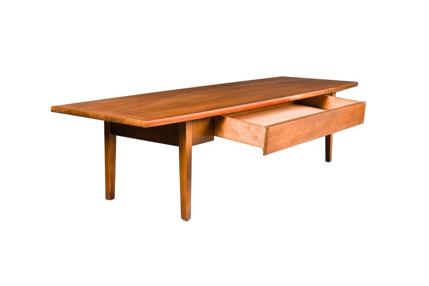 Américain Table basse du milieu du siècle avec tiroir Stanley Furniture en vente