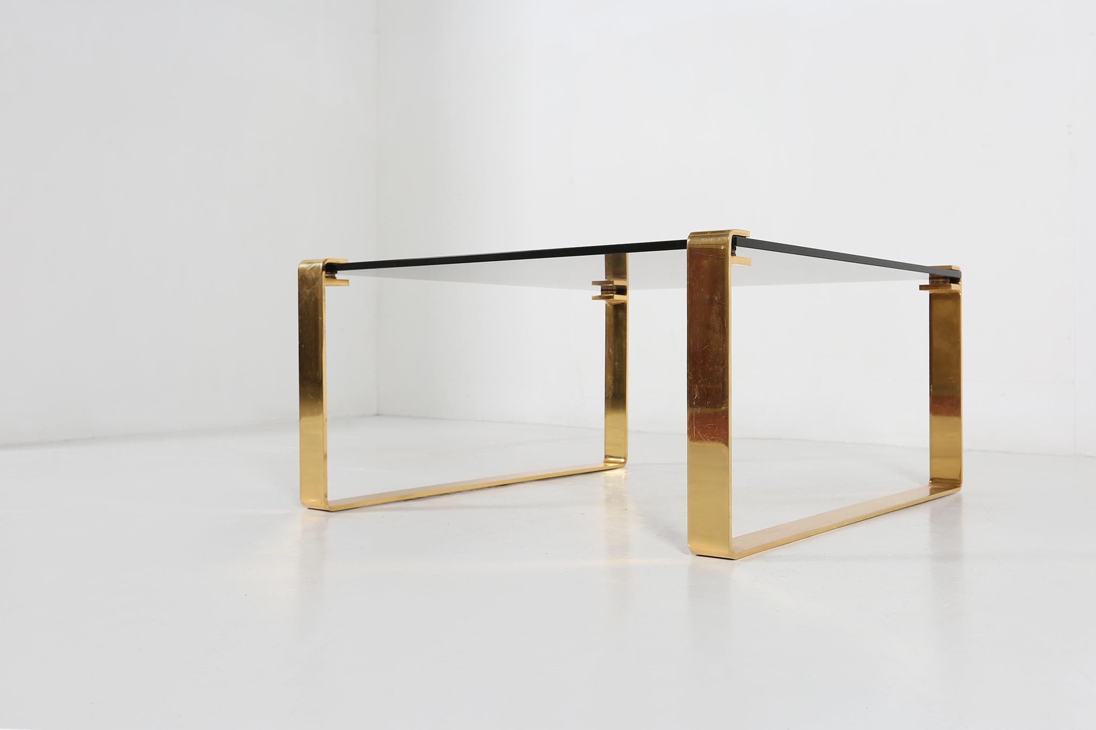 Mid-Century Modern Table basse du milieu du siècle avec base dorée et plateau en verre, 1970 en vente