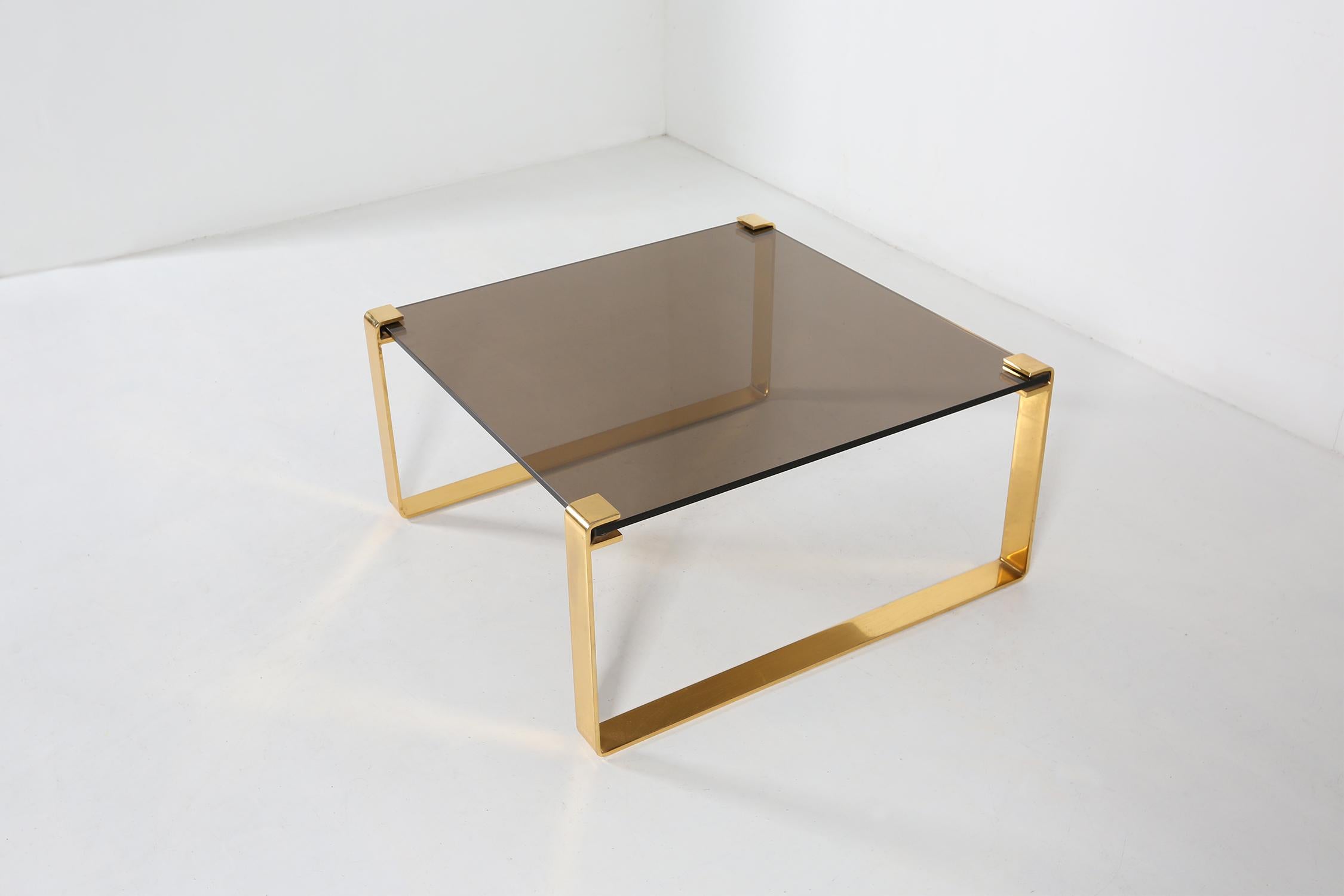 Belge Table basse du milieu du siècle avec base dorée et plateau en verre, 1970 en vente