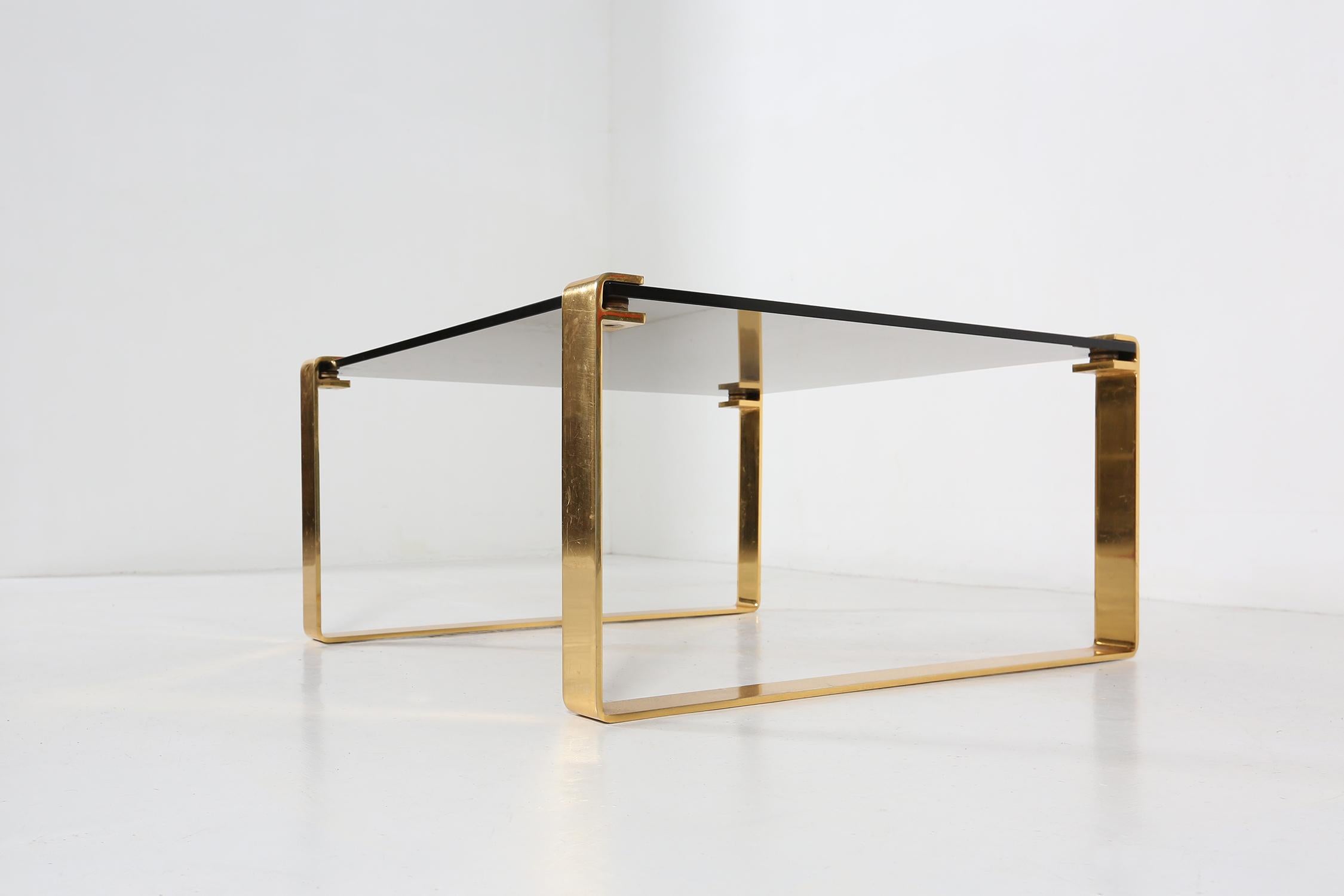 Plaqué Table basse du milieu du siècle avec base dorée et plateau en verre, 1970 en vente