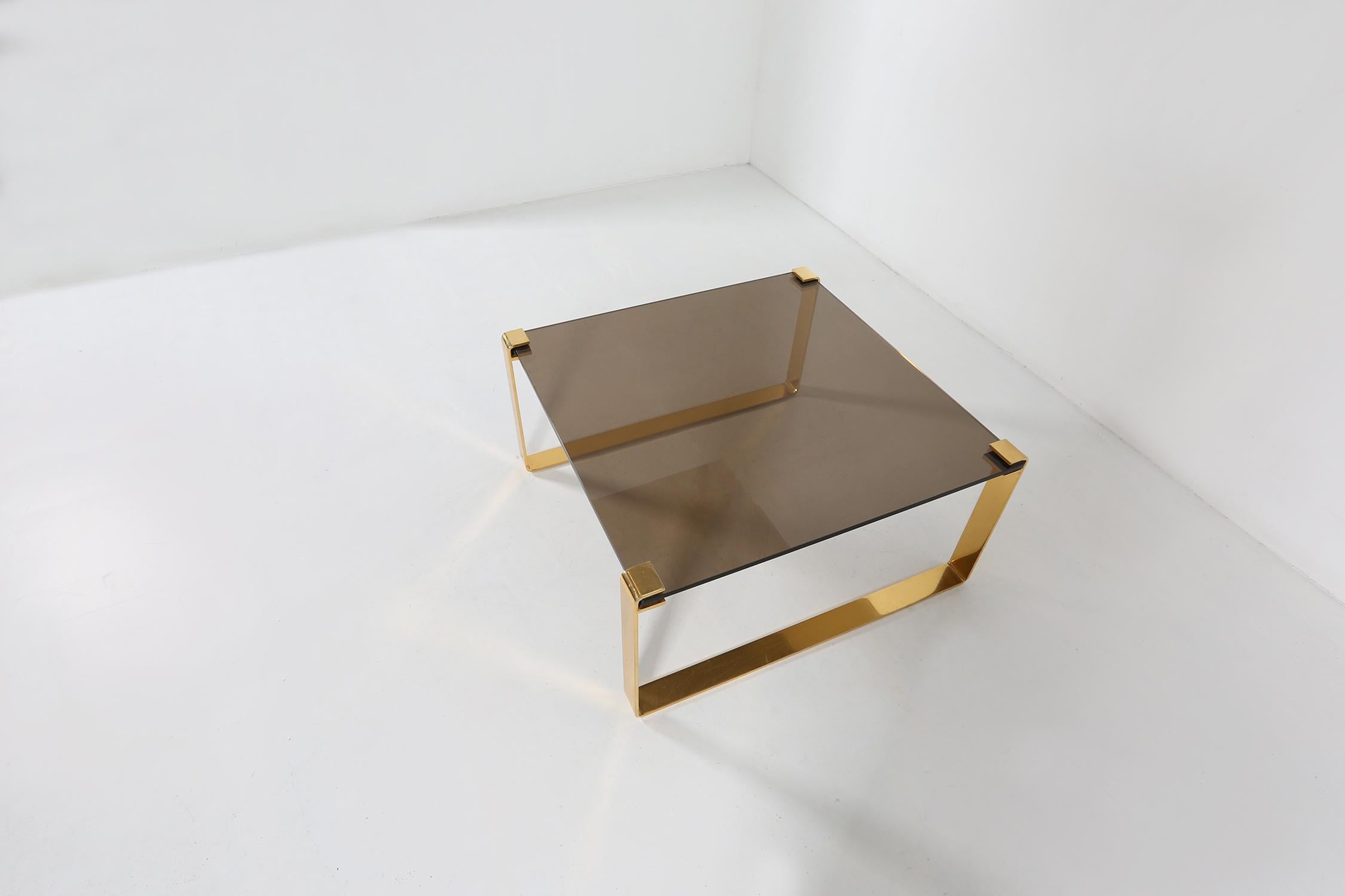 Table basse du milieu du siècle avec base dorée et plateau en verre, 1970 Bon état - En vente à Meulebeke, BE