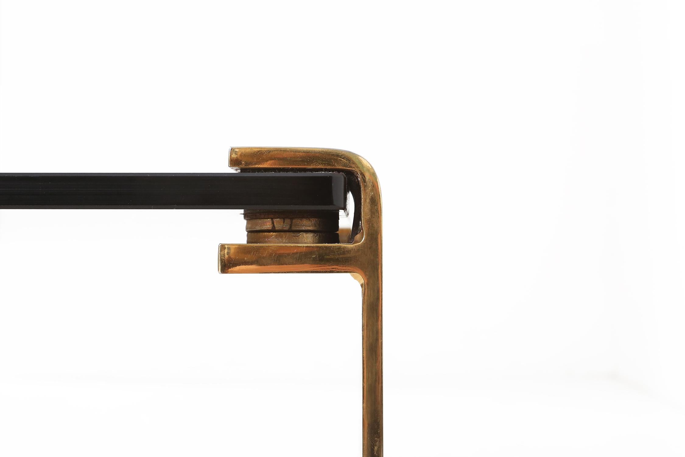Métal Table basse du milieu du siècle avec base dorée et plateau en verre, 1970 en vente