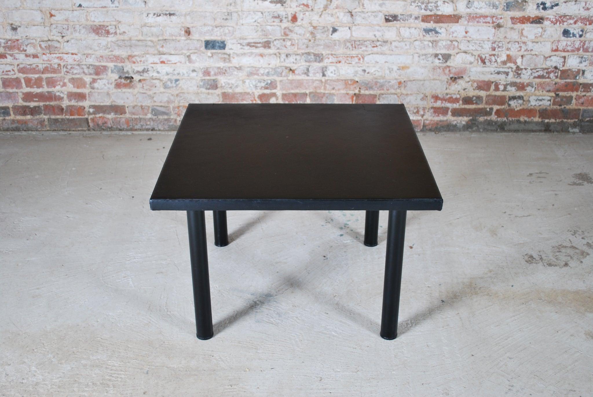Mid-century coffee table with leather top and aluminium legs. Designed by Yrjö Kukkapuro for Haimi, 1960s. Good vintage condition.

Dimension: W 76 cm x D 76 cm x H 51 cm.