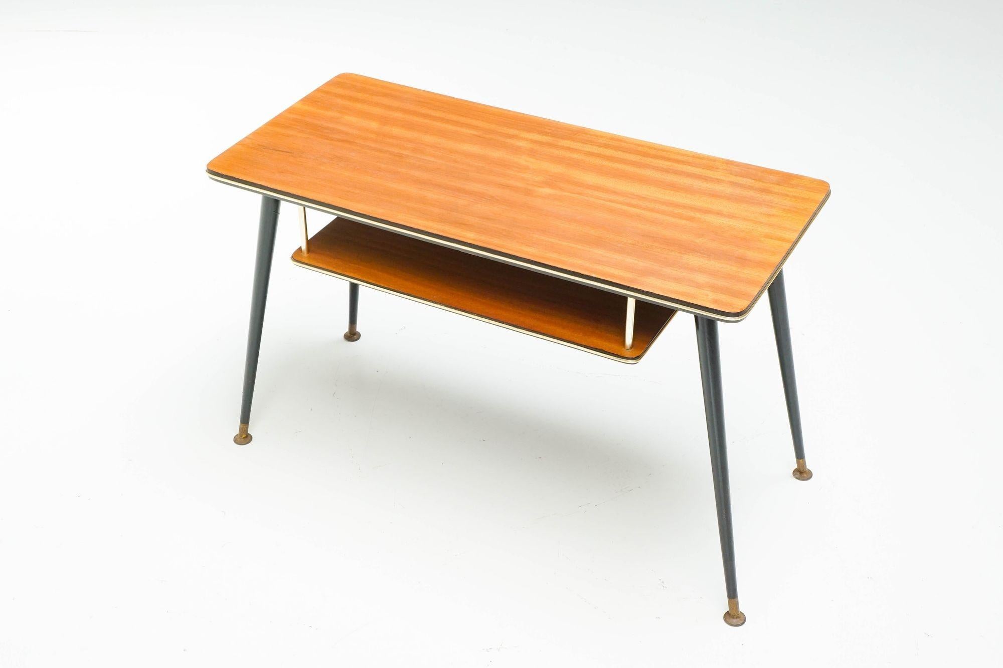Table basse du milieu du siècle avec porte-revues Excellent état - En vente à London, England