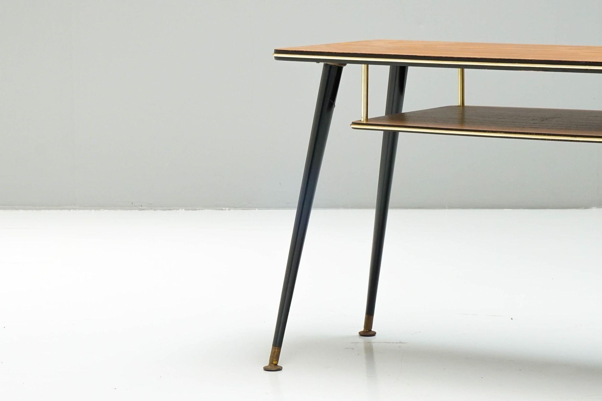 Milieu du XXe siècle Table basse du milieu du siècle avec porte-revues en vente