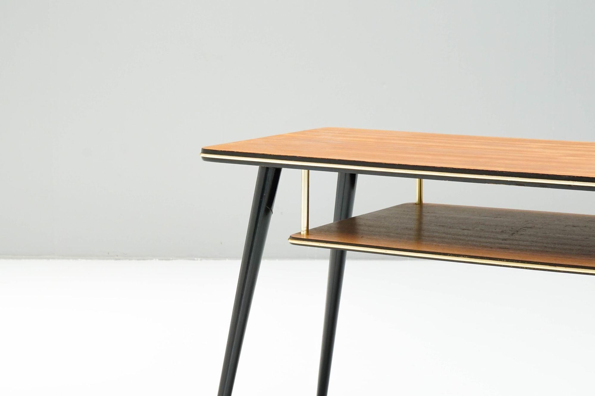 Laiton Table basse du milieu du siècle avec porte-revues en vente