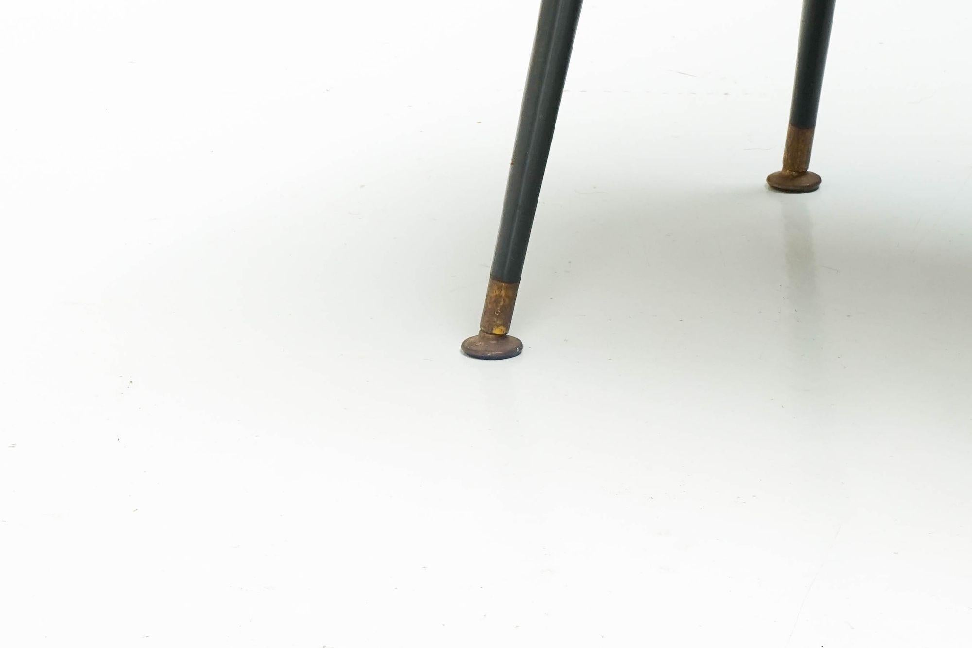 Table basse du milieu du siècle avec porte-revues en vente 1