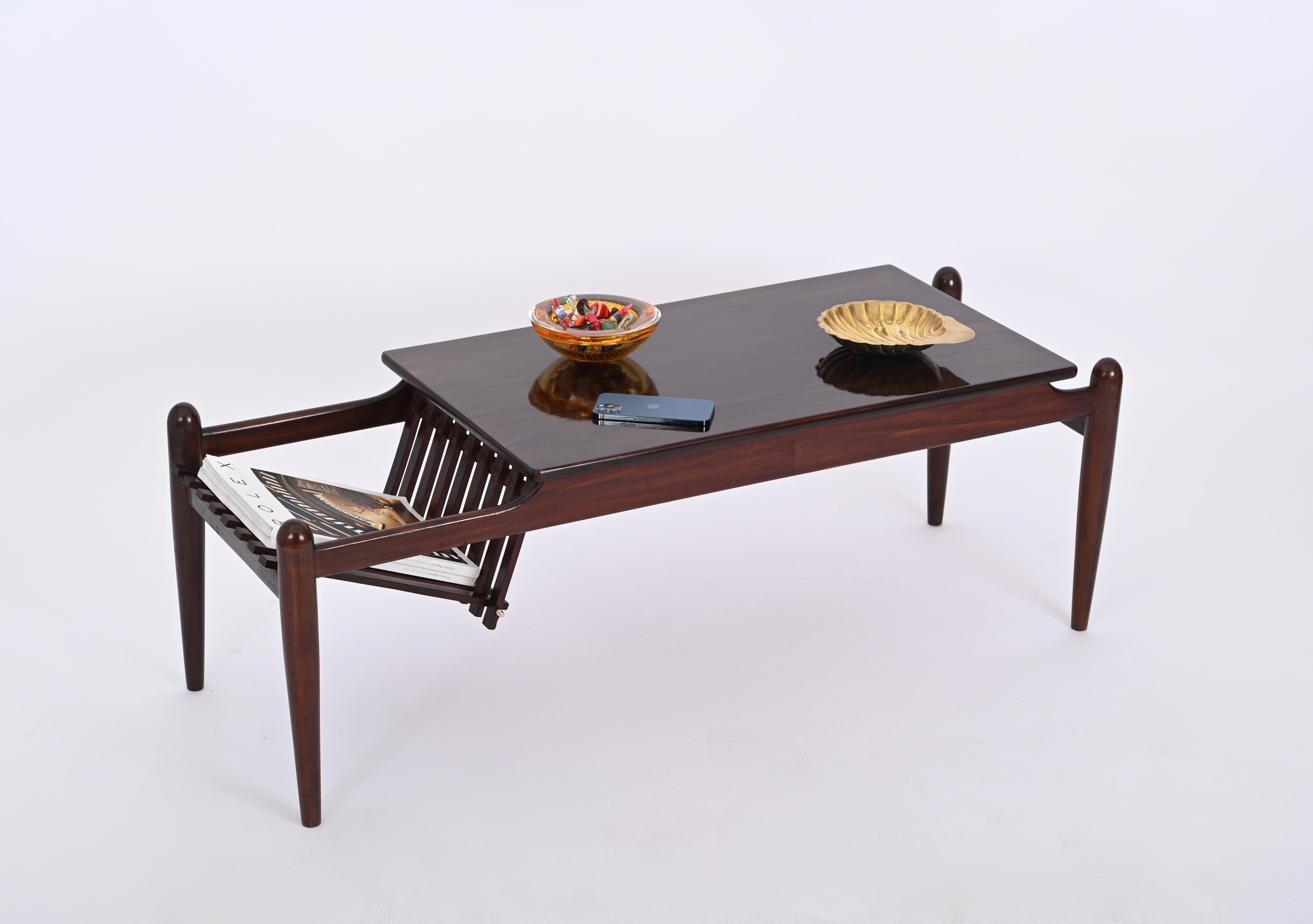 Mid-Century Modern Table basse du milieu du siècle avec porte-revues en bois de teck, Italie, années 1960 en vente