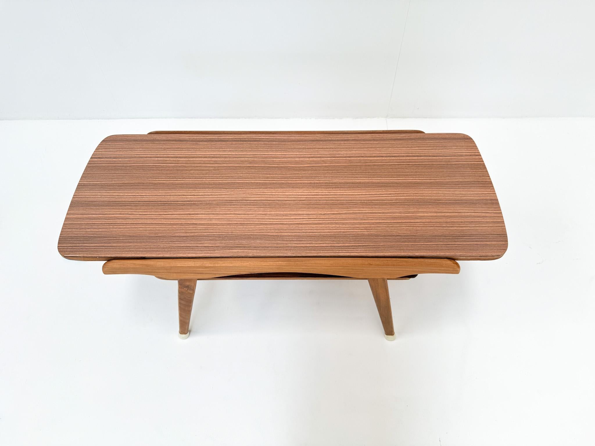 Mesa de centro de mediados de siglo con tablero reversible de teca/formica, años 50 en venta 3