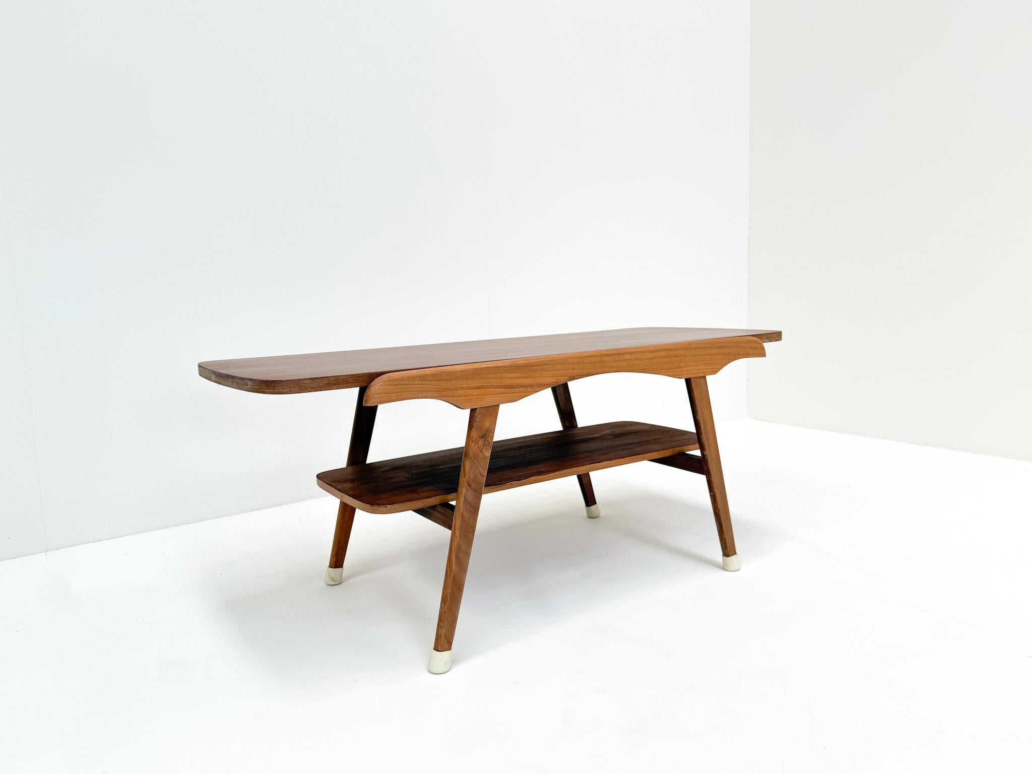 Mesa de centro de mediados de siglo con tablero reversible de teca/formica, años 50 Moderno de mediados de siglo en venta