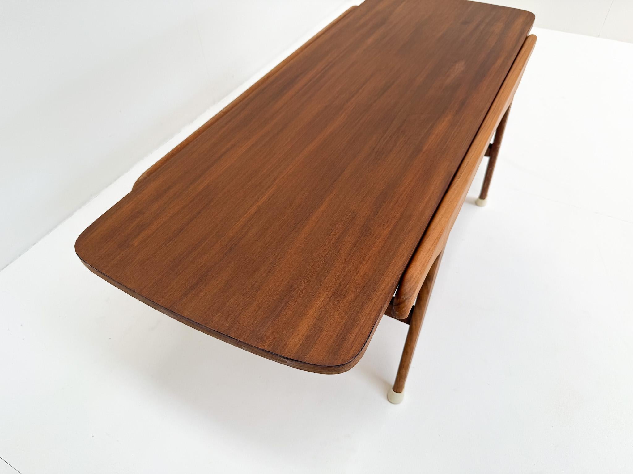 Mesa de centro de mediados de siglo con tablero reversible de teca/formica, años 50 Europeo en venta