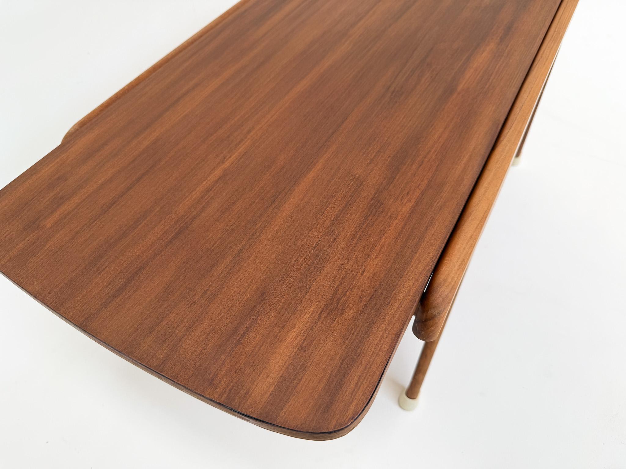Mesa de centro de mediados de siglo con tablero reversible de teca/formica, años 50 en Bueno estado para la venta en BERKEL EN RODENRIJS, NL
