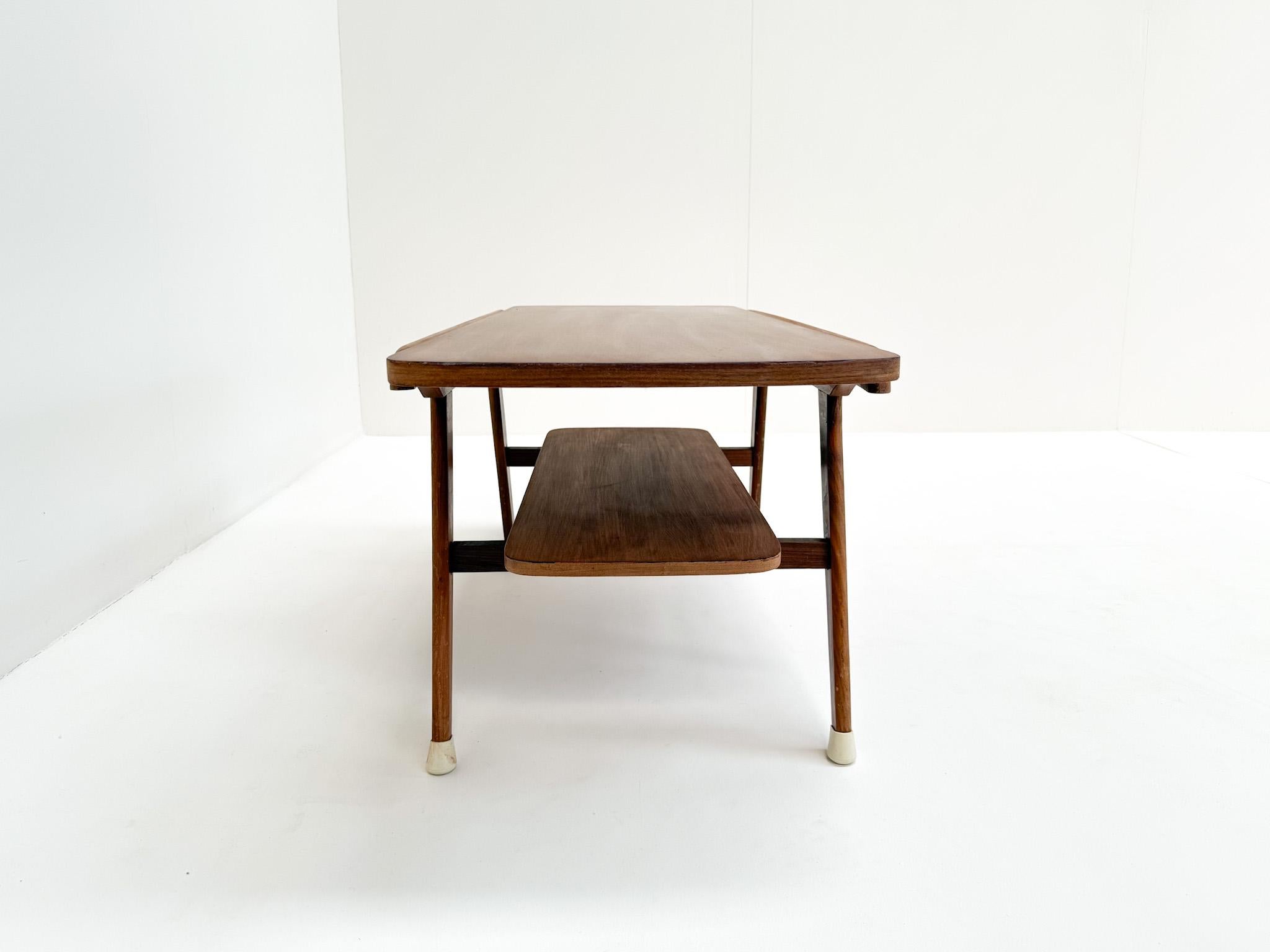 Mesa de centro de mediados de siglo con tablero reversible de teca/formica, años 50 mediados del siglo XX en venta