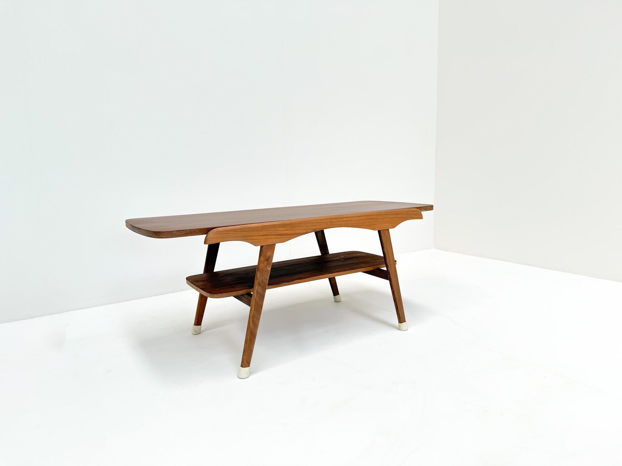 Mesa de centro de mediados de siglo con tablero reversible de teca/formica, años 50 Fórmica en venta