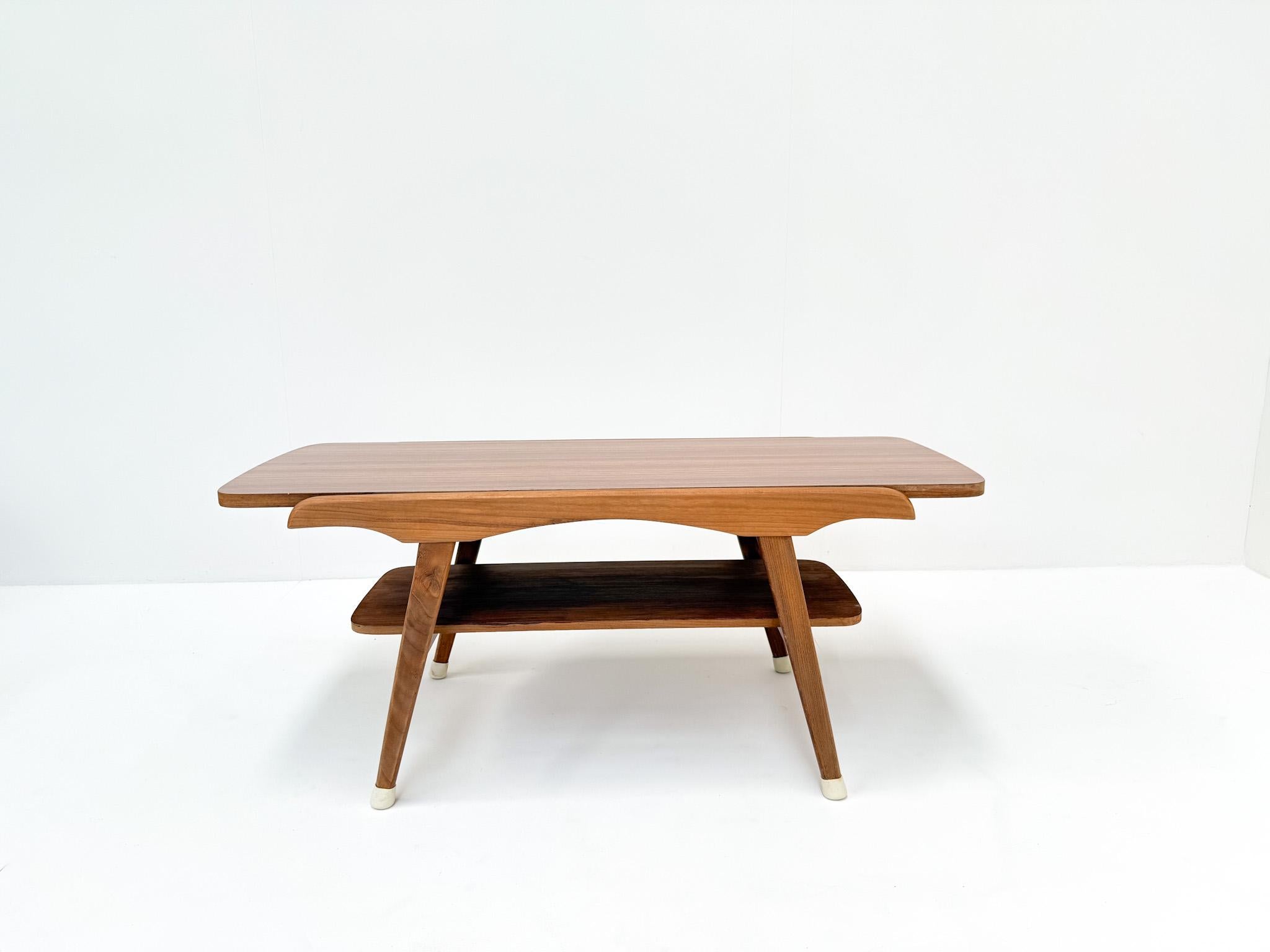 Mesa de centro de mediados de siglo con tablero reversible de teca/formica, años 50 en venta 1