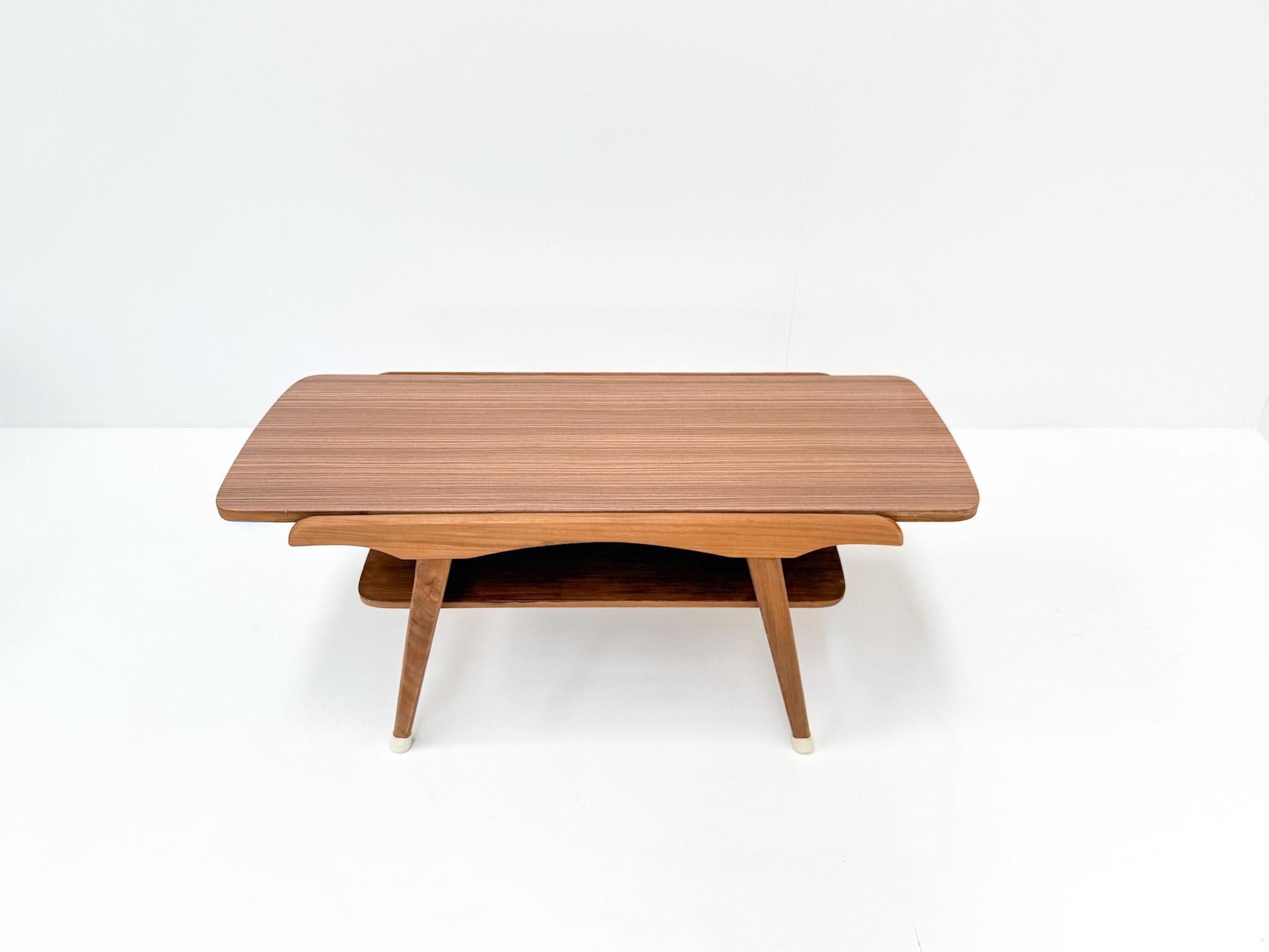 Mesa de centro de mediados de siglo con tablero reversible de teca/formica, años 50 en venta 2