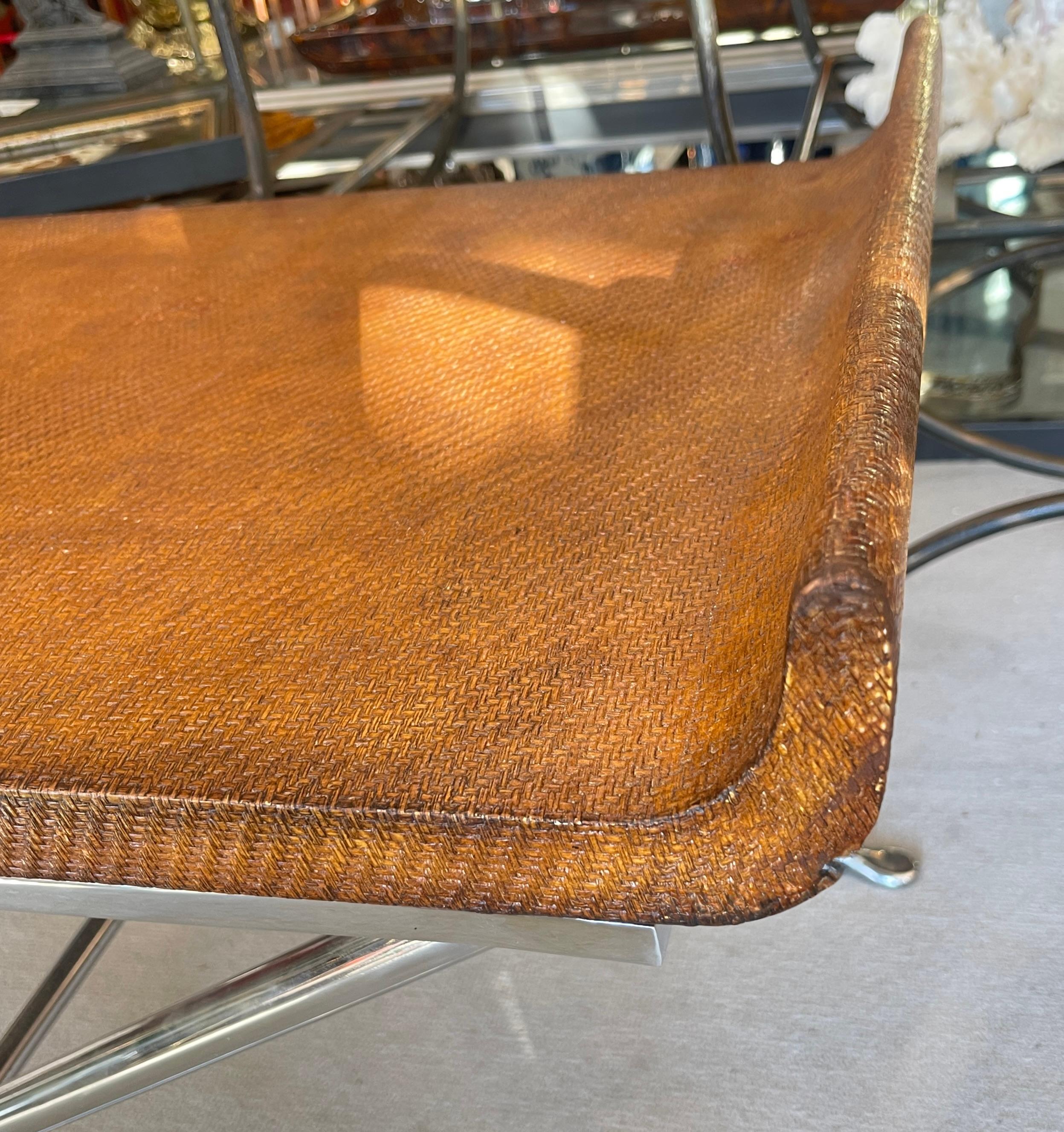 Tavolino da caffè del Mid Century con piano a trama intrecciata e base a X in acciaio lucido, Italia in vendita 3