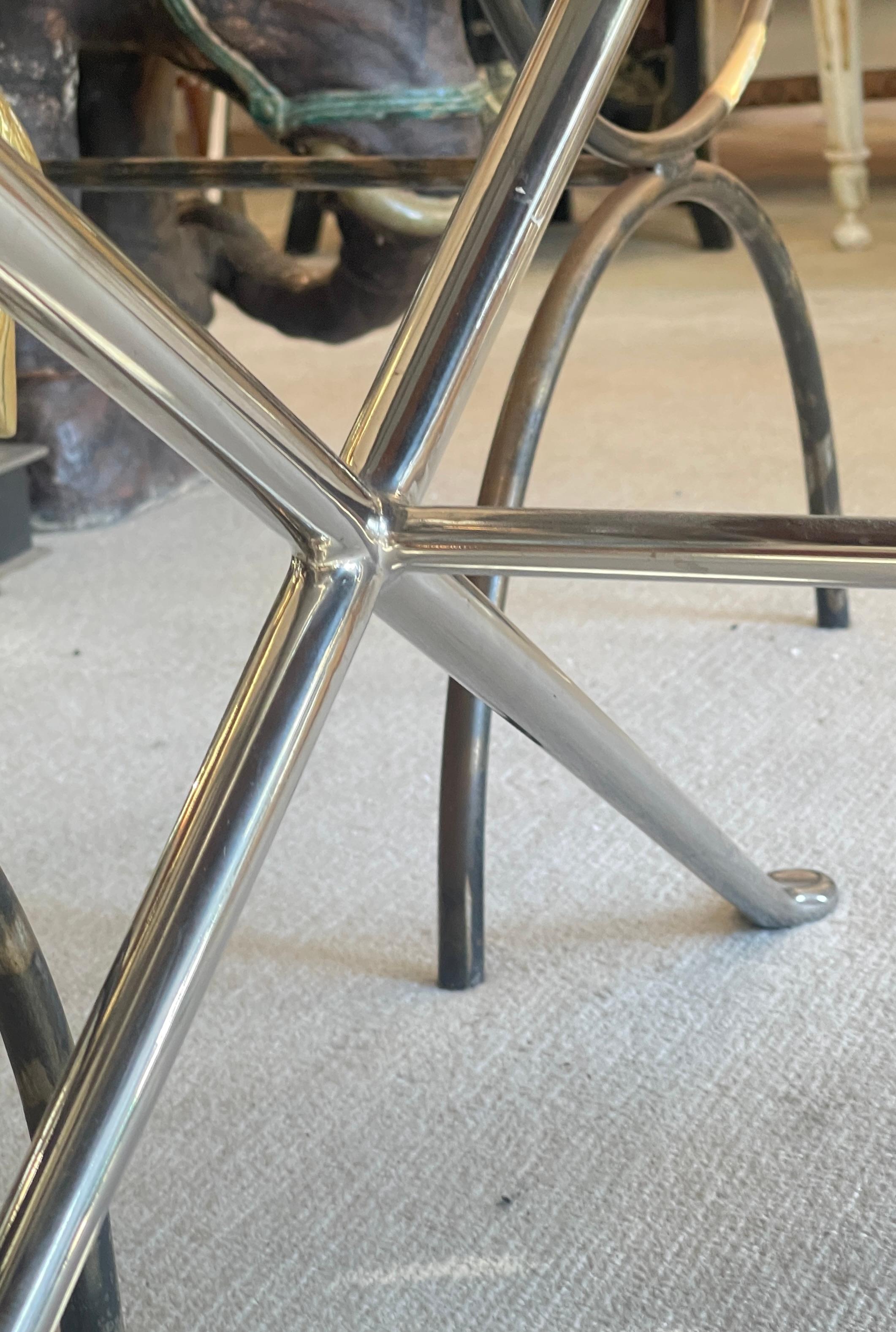 Tavolino da caffè del Mid Century con piano a trama intrecciata e base a X in acciaio lucido, Italia in vendita 6