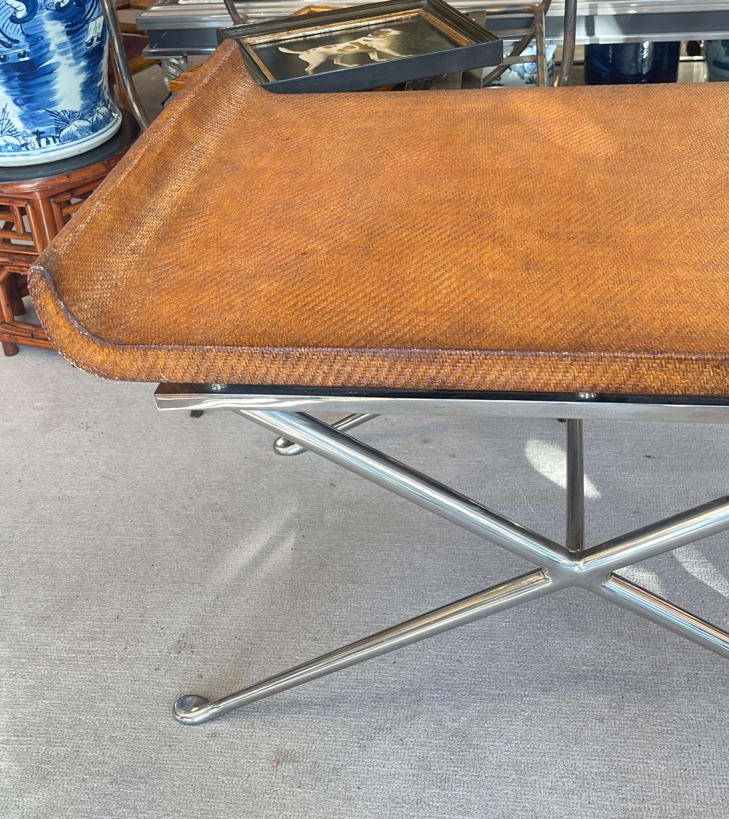 È appena arrivato questo insolito e ben realizzato tavolino da caffè del Mid Century con piano a trama intrecciata e  Steele lucido X Base.
La base è a forma di X ed è un unico pezzo di acciaio nichelato. Non ci sono viti sulla base, il piano in