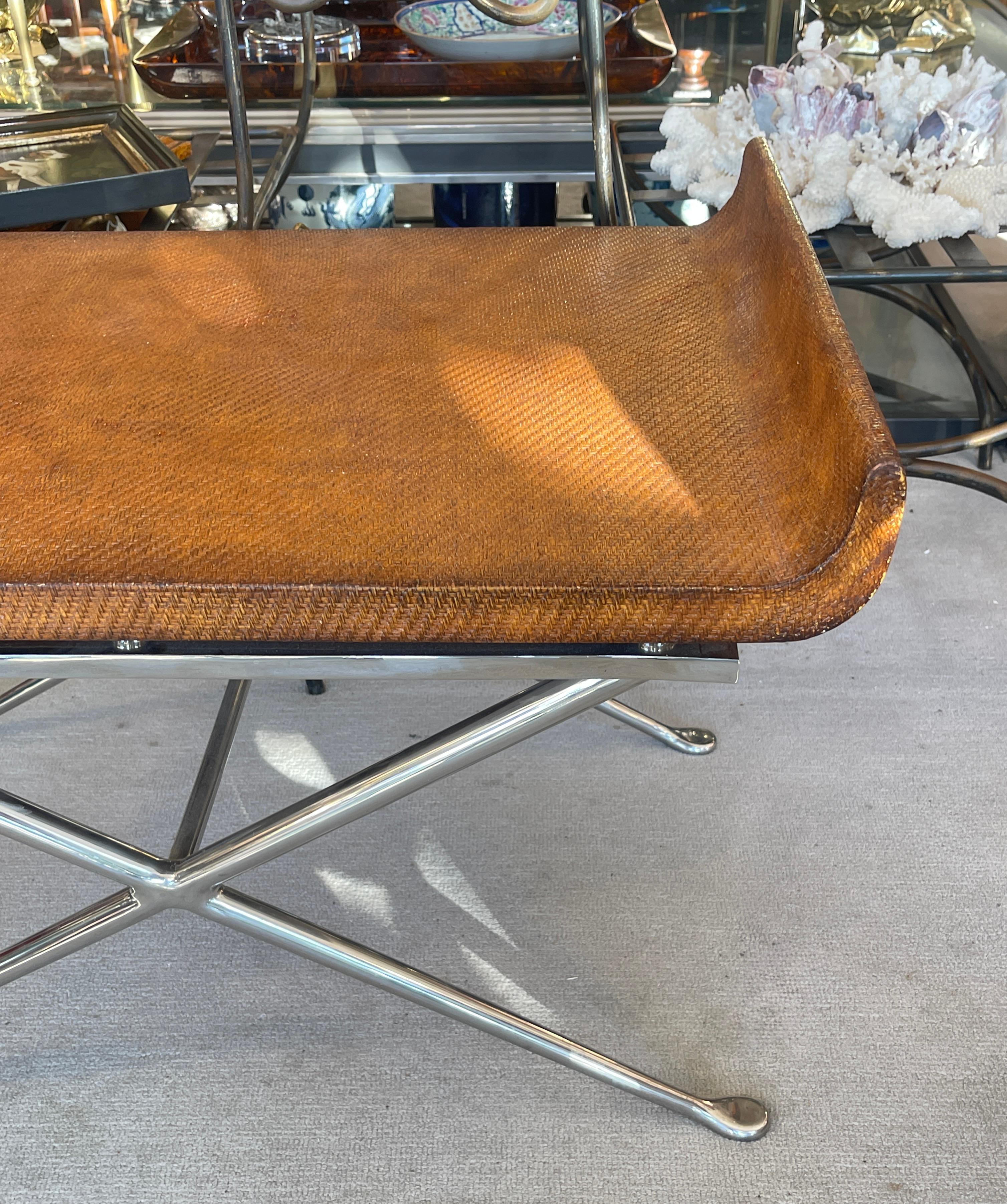 Mid-Century moderno Tavolino da caffè del Mid Century con piano a trama intrecciata e base a X in acciaio lucido, Italia in vendita