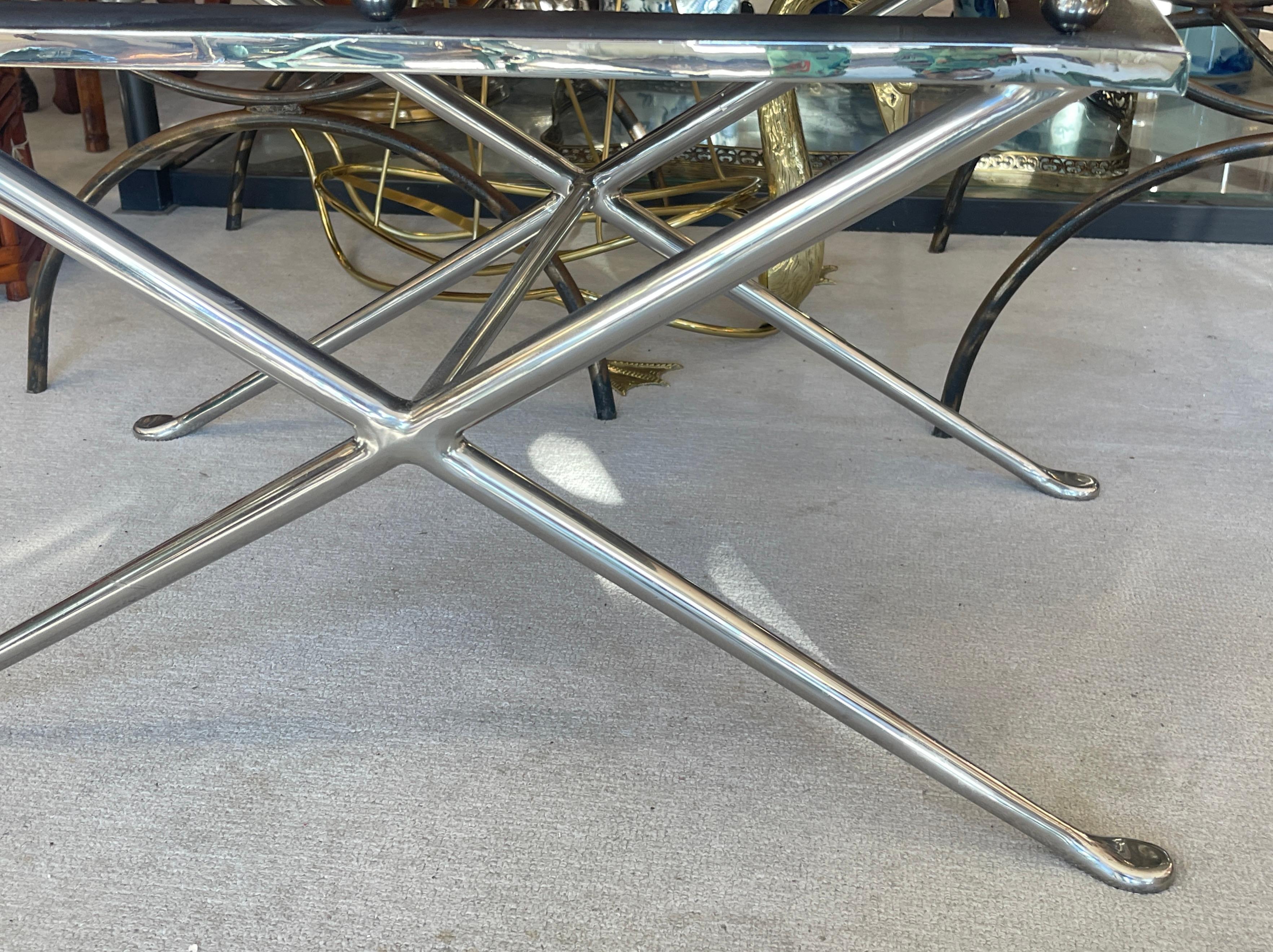 Italiano Tavolino da caffè del Mid Century con piano a trama intrecciata e base a X in acciaio lucido, Italia in vendita