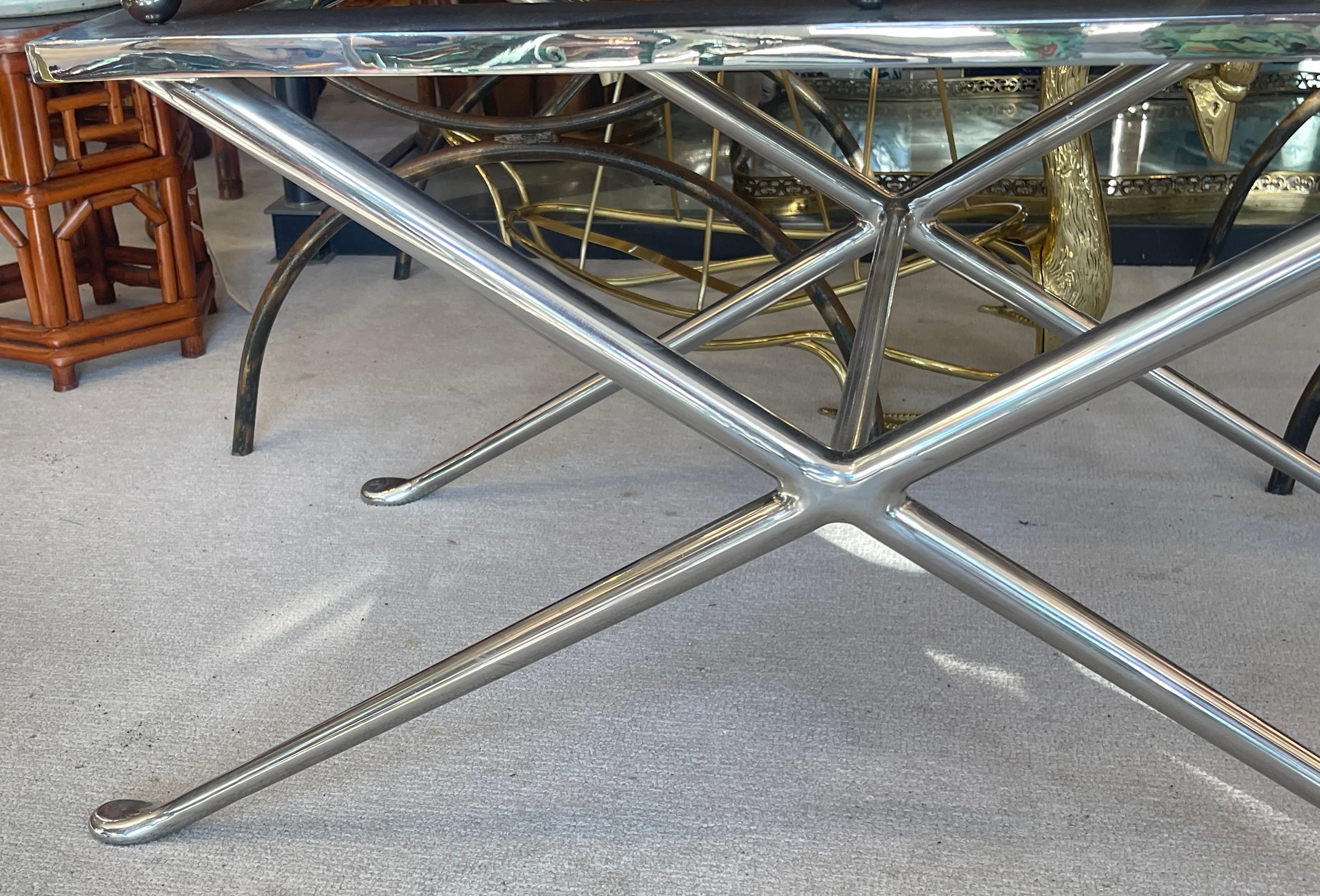 Fatto a mano Tavolino da caffè del Mid Century con piano a trama intrecciata e base a X in acciaio lucido, Italia in vendita