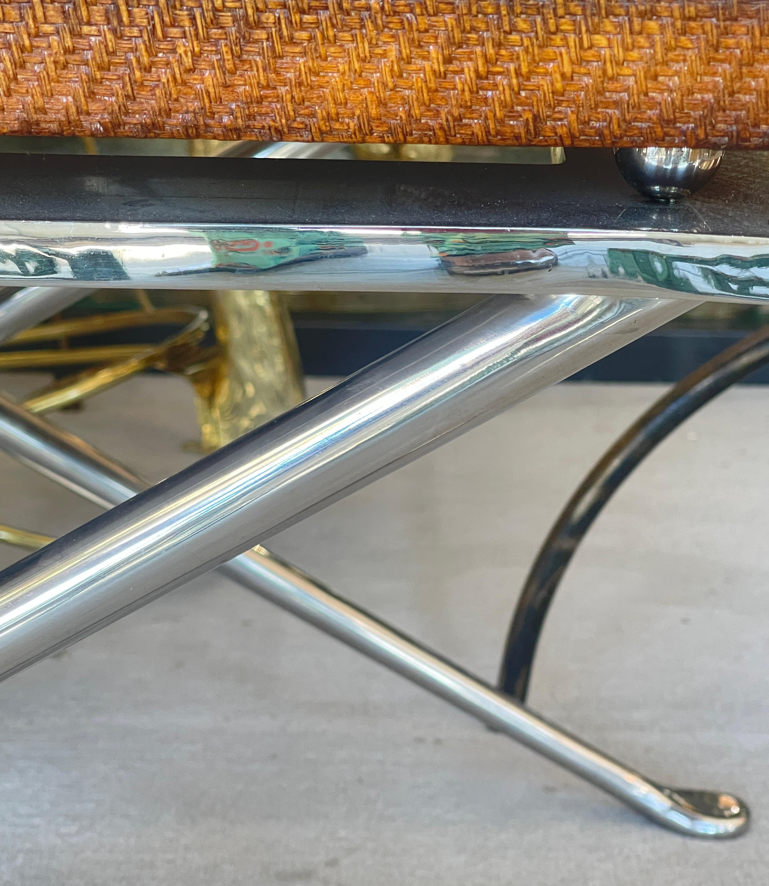 XX secolo Tavolino da caffè del Mid Century con piano a trama intrecciata e base a X in acciaio lucido, Italia in vendita